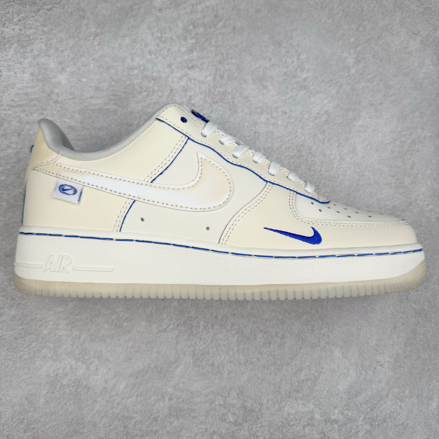 ＃XT纯原 NK Air Force 1´07 Low 空军一号低帮百搭休闲运动板鞋 FB1839-111 顶级批次 2022全新楦头鞋型 鱼鳞大底 历时开发三个月 清洁度完美 二维码鞋标 内置芯片及solo气垫 大底高度及其弧度依照正品 钢印 logo刺绣 鞋口弧度 鞋头长度 鞋面冲孔 鞋垫背胶及钢印 完美鞋型对比正品 每一处都是细节满满 柔软、弹性十足的缓震性能和出色的中底设计 横跨复古与现代的外型结合 造就出风靡全球 三十多年的Force 1 直到今天还深受青睐 实拍调校N版已经零色差零失真 百分百还原实物色彩所见即所得 不存在货不对板色差等低级问题 选购参考实物拍摄 不混卖不参货 只用心做好货严格选品 承诺混一赔十 尺码：36 36.5 37.5 38 38.5 39 40 40.5 41 42 42.5 43 44 44.5 45-选品中心