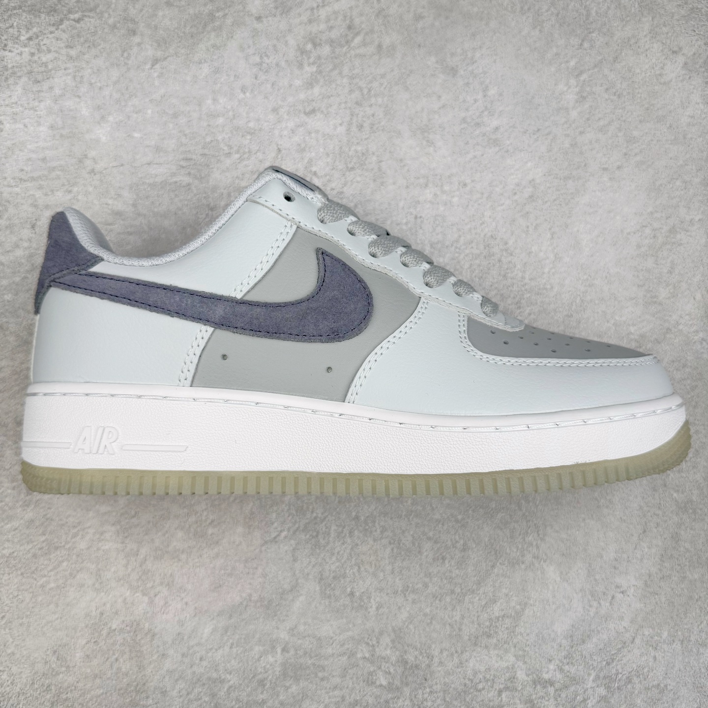 ＃XT纯原 NK Air Force 1´07 Low 空军一号低帮百搭休闲运动板鞋 FJ4170-001 顶级批次 2022全新楦头鞋型 鱼鳞大底 历时开发三个月 清洁度完美 二维码鞋标 内置芯片及solo气垫 大底高度及其弧度依照正品 钢印 logo刺绣 鞋口弧度 鞋头长度 鞋面冲孔 鞋垫背胶及钢印 完美鞋型对比正品 每一处都是细节满满 柔软、弹性十足的缓震性能和出色的中底设计 横跨复古与现代的外型结合 造就出风靡全球 三十多年的Force 1 直到今天还深受青睐 实拍调校N版已经零色差零失真 百分百还原实物色彩所见即所得 不存在货不对板色差等低级问题 选购参考实物拍摄 不混卖不参货 只用心做好货严格选品 承诺混一赔十 尺码：36 36.5 37.5 38 38.5 39 40 40.5 41 42 42.5 43 44 44.5 45-选品中心