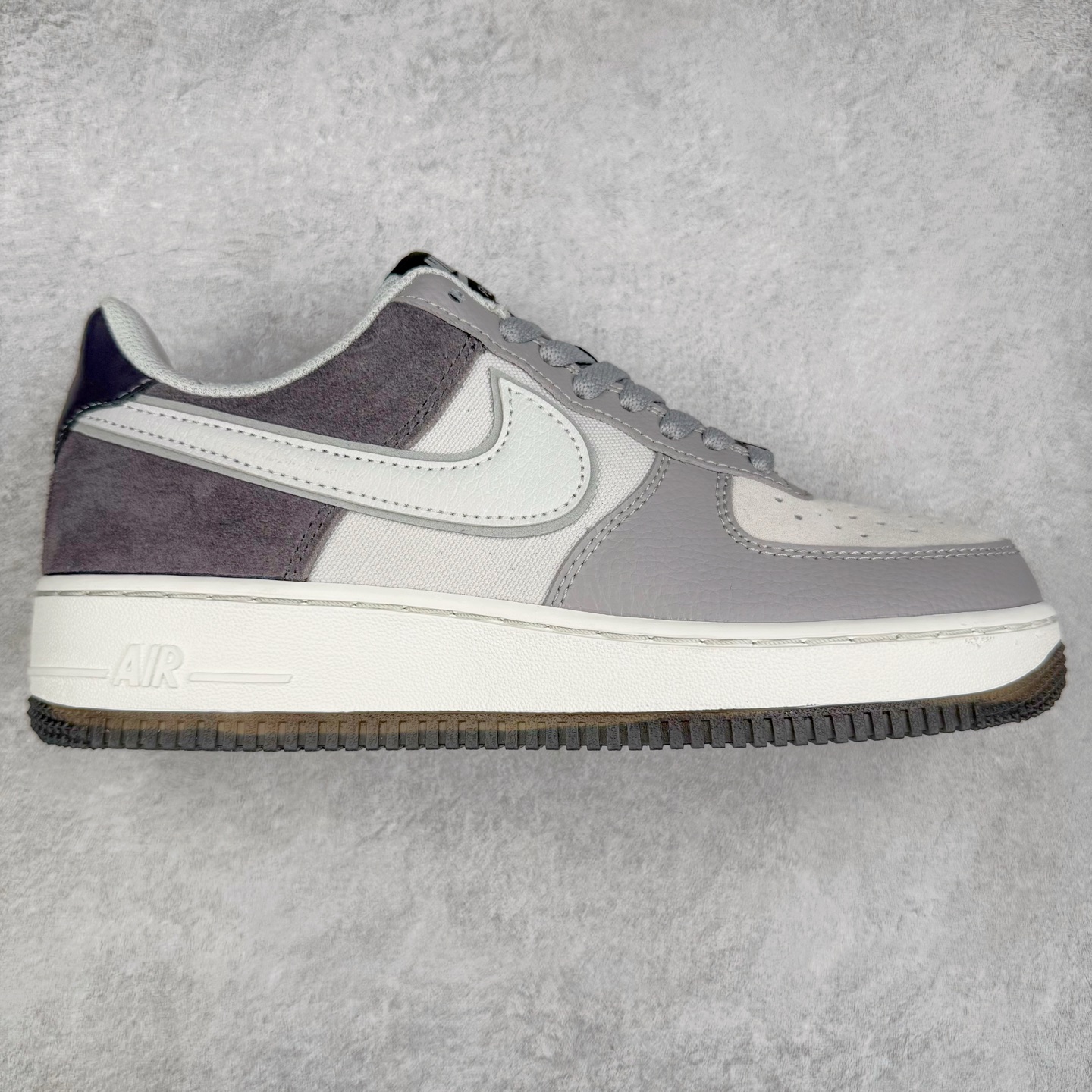 ＃XT纯原 NK Air Force 1´07 Low 空军一号低帮百搭休闲运动板鞋 AO2425-001 顶级批次 2022全新楦头鞋型 鱼鳞大底 历时开发三个月 清洁度完美 二维码鞋标 内置芯片及solo气垫 大底高度及其弧度依照正品 钢印 logo刺绣 鞋口弧度 鞋头长度 鞋面冲孔 鞋垫背胶及钢印 完美鞋型对比正品 每一处都是细节满满 柔软、弹性十足的缓震性能和出色的中底设计 横跨复古与现代的外型结合 造就出风靡全球 三十多年的Force 1 直到今天还深受青睐 实拍调校N版已经零色差零失真 百分百还原实物色彩所见即所得 不存在货不对板色差等低级问题 选购参考实物拍摄 不混卖不参货 只用心做好货严格选品 承诺混一赔十 尺码：36 36.5 37.5 38 38.5 39 40 40.5 41 42 42.5 43 44 44.5 45-选品中心