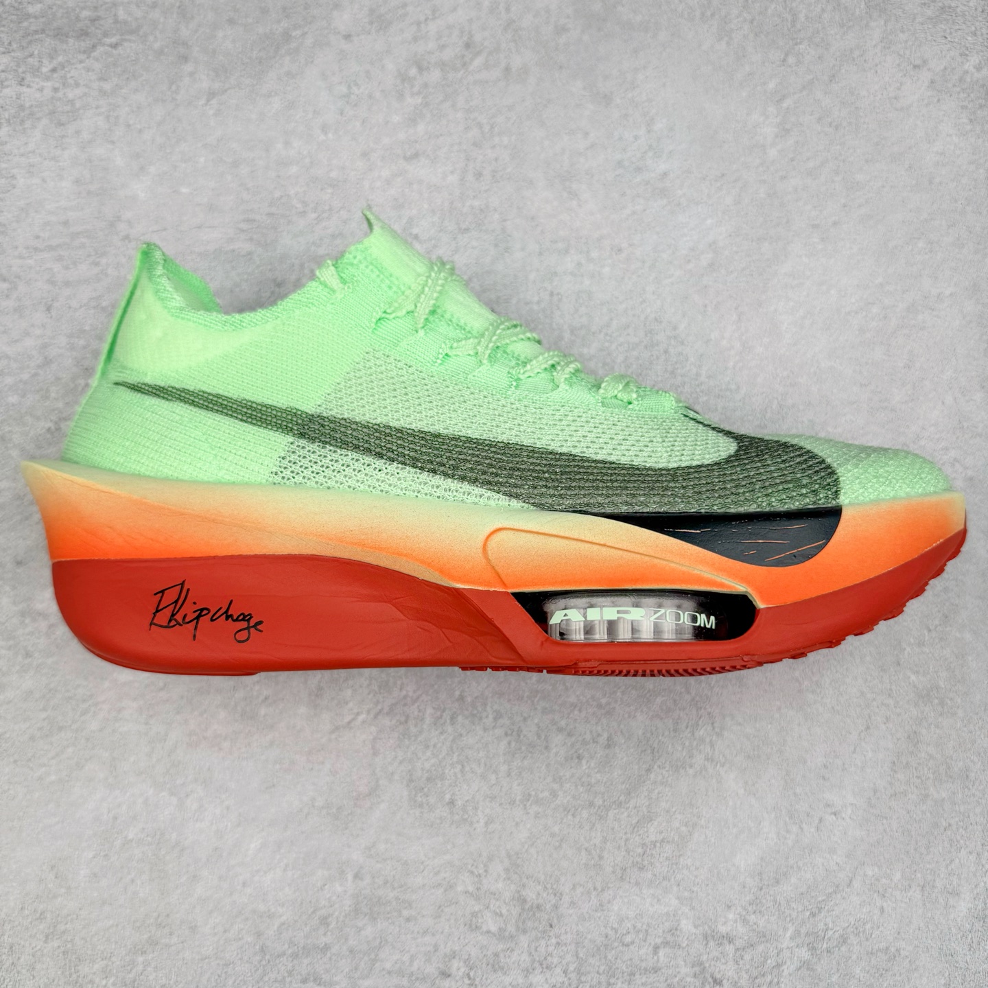 ＃JC纯原 NK Air Zoom Alphafly NEXT% 3 2024全新马拉松超级跑鞋 HJ7041-300 有史以来最轻盈、测试次数最多的NK Alphafly 经过精英马拉松运动员的测试验证 并搭载Air Zoom气垫 旨在助力跑者实现突破 取得更佳的成绩 在开发过程中 Alphafly 3帮助耐克运动员凯尔文·基普图姆（Kelvin Kiptum）以2：00：35的成绩刷新了马拉松世界纪录 Alphafly的动力设计没有改变——Air Zoom气垫单元、Flyplate碳纤维板和ZoomX泡绵 但是整体系统的制作方法略有调整 优化和提升了对运动员的帮助 主要更新包括一体式鞋底 提供顺畅稳定的“后跟到脚趾”过渡；更宽的全长Flyplate碳纤维板提供稳定助推力 全新Fast Shot外底保证出色牵引力和抓地力 全新Atomknit 3.0鞋面提供更强的控制力、透气性和中足支撑力 尺码：36 36.5 37.5 38 38.5 39 40 40.5 41 42 42.5 43 44 44.5 45 46-选品中心