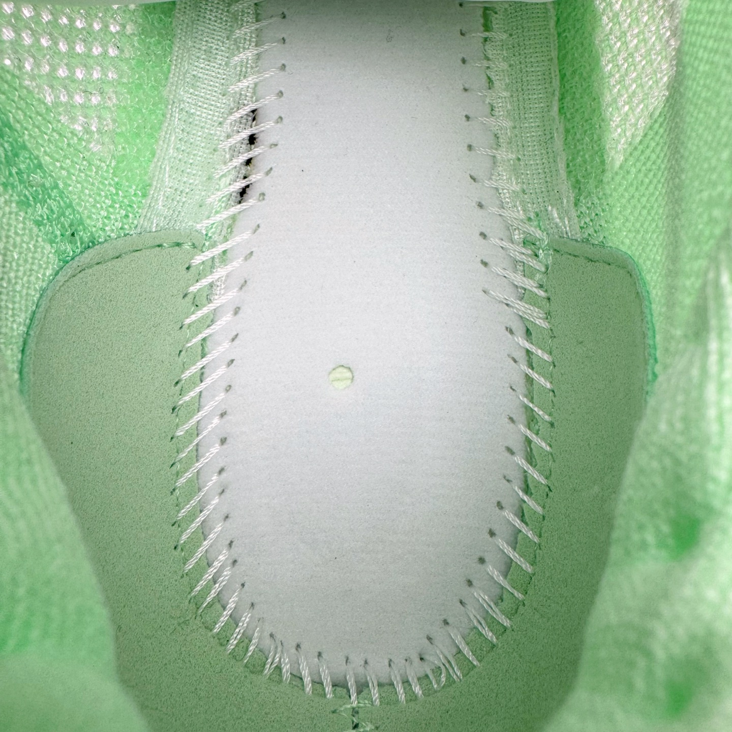 图片[11]-＃JC纯原 NK Air Zoom Alphafly NEXT% 3 2024全新马拉松超级跑鞋 HJ7041-300 有史以来最轻盈、测试次数最多的NK Alphafly 经过精英马拉松运动员的测试验证 并搭载Air Zoom气垫 旨在助力跑者实现突破 取得更佳的成绩 在开发过程中 Alphafly 3帮助耐克运动员凯尔文·基普图姆（Kelvin Kiptum）以2：00：35的成绩刷新了马拉松世界纪录 Alphafly的动力设计没有改变——Air Zoom气垫单元、Flyplate碳纤维板和ZoomX泡绵 但是整体系统的制作方法略有调整 优化和提升了对运动员的帮助 主要更新包括一体式鞋底 提供顺畅稳定的“后跟到脚趾”过渡；更宽的全长Flyplate碳纤维板提供稳定助推力 全新Fast Shot外底保证出色牵引力和抓地力 全新Atomknit 3.0鞋面提供更强的控制力、透气性和中足支撑力 尺码：36 36.5 37.5 38 38.5 39 40 40.5 41 42 42.5 43 44 44.5 45 46-选品中心