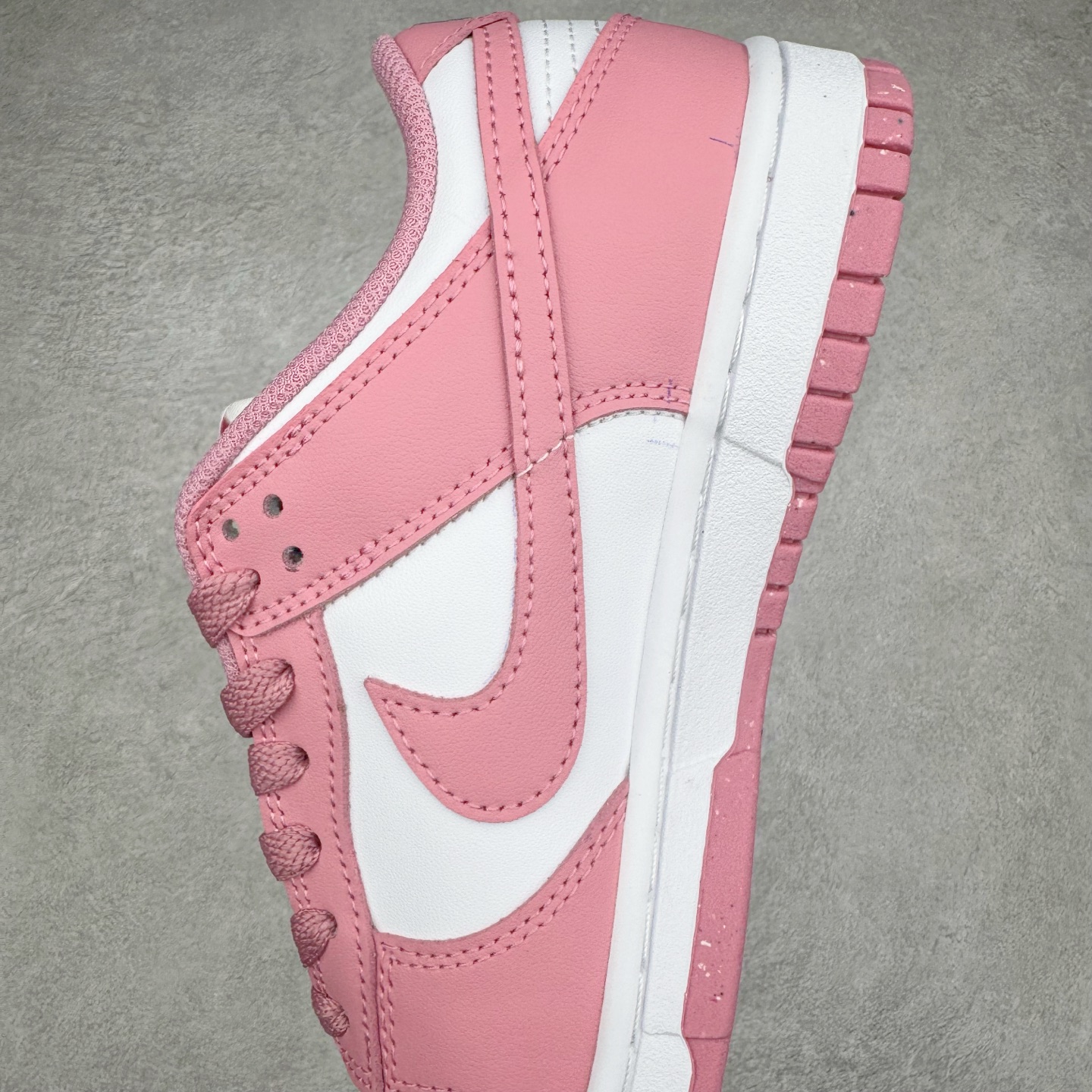 图片[7]-＃YC纯原 NK Dunk Low 元素粉 DD1873-112 实力大厂出品 新配色陆续开发 利润个位数只为口碑 全套原纸板楦头开发 确保原汁原味 完美呈现DUNK版型 一比一鞋头弧度高度鞋身弧度 此版本只针对中端市场 皮料材质有所更替 其他数据细节工艺流程均保持一致 绝不口嗨 细节品控鞋型随意对比 独家私模官方第六代原厂航空铝磨具打磨大底 鞋头坡度极致还原 无解鞋型 原盒原配 圈内天花板工艺 原厂玻璃冲刀 超高清洁度 全鞋零毛边皮料切割 原厂中底布点胶 中底布拉帮走线遵循公司 尺码：35.5 36 36.5 37.5 38 38.5 39 40-选品中心