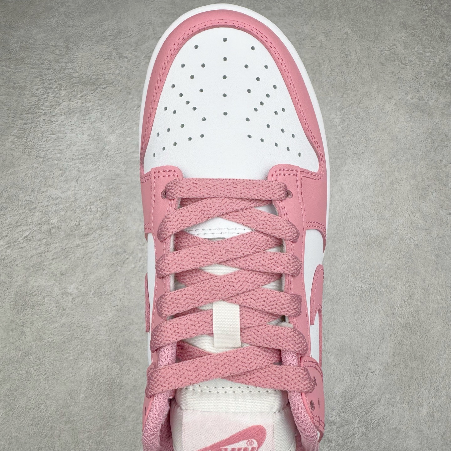 图片[4]-＃YC纯原 NK Dunk Low 元素粉 DD1873-112 实力大厂出品 新配色陆续开发 利润个位数只为口碑 全套原纸板楦头开发 确保原汁原味 完美呈现DUNK版型 一比一鞋头弧度高度鞋身弧度 此版本只针对中端市场 皮料材质有所更替 其他数据细节工艺流程均保持一致 绝不口嗨 细节品控鞋型随意对比 独家私模官方第六代原厂航空铝磨具打磨大底 鞋头坡度极致还原 无解鞋型 原盒原配 圈内天花板工艺 原厂玻璃冲刀 超高清洁度 全鞋零毛边皮料切割 原厂中底布点胶 中底布拉帮走线遵循公司 尺码：35.5 36 36.5 37.5 38 38.5 39 40-选品中心