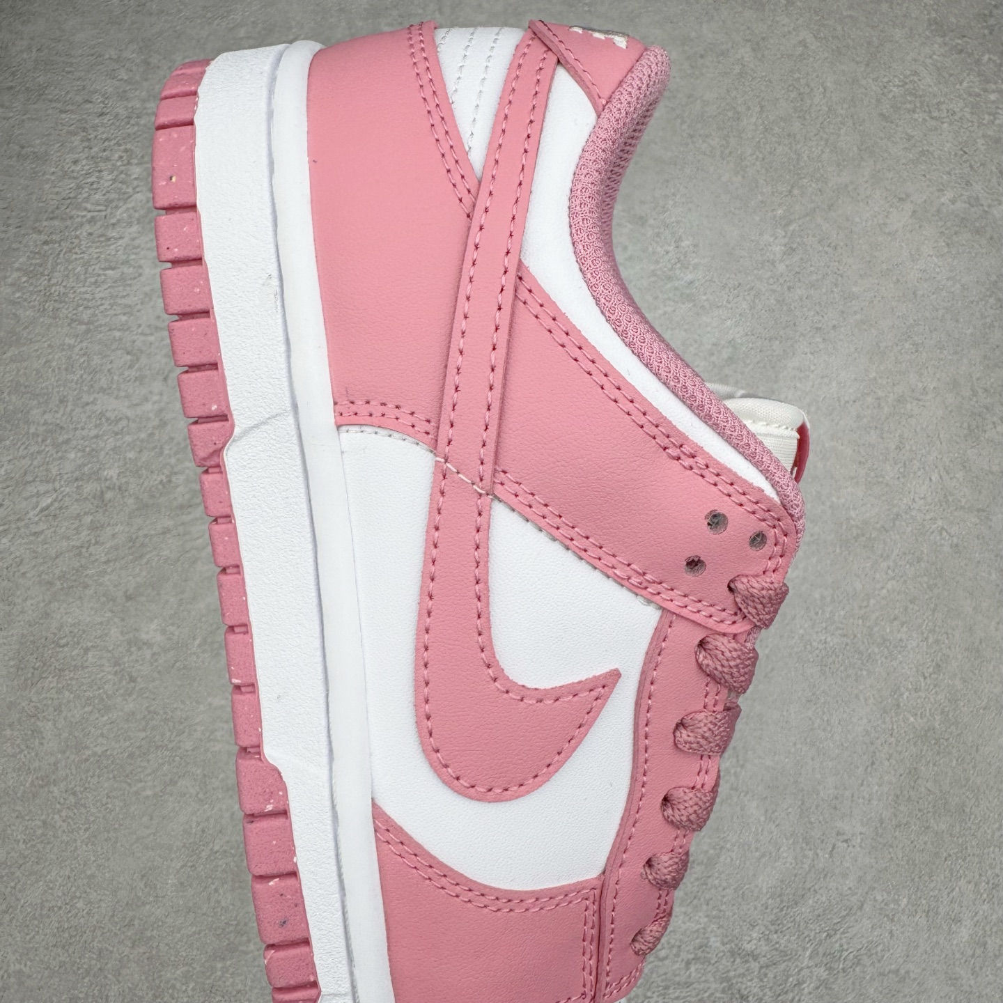 图片[6]-＃YC纯原 NK Dunk Low 元素粉 DD1873-112 实力大厂出品 新配色陆续开发 利润个位数只为口碑 全套原纸板楦头开发 确保原汁原味 完美呈现DUNK版型 一比一鞋头弧度高度鞋身弧度 此版本只针对中端市场 皮料材质有所更替 其他数据细节工艺流程均保持一致 绝不口嗨 细节品控鞋型随意对比 独家私模官方第六代原厂航空铝磨具打磨大底 鞋头坡度极致还原 无解鞋型 原盒原配 圈内天花板工艺 原厂玻璃冲刀 超高清洁度 全鞋零毛边皮料切割 原厂中底布点胶 中底布拉帮走线遵循公司 尺码：35.5 36 36.5 37.5 38 38.5 39 40-选品中心