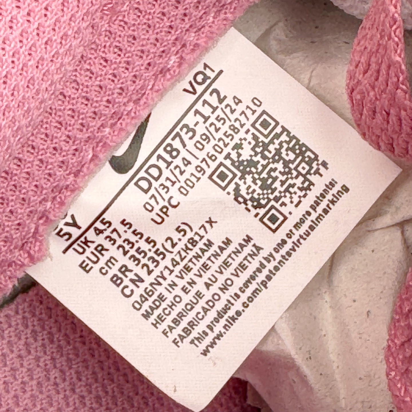 图片[12]-＃YC纯原 NK Dunk Low 元素粉 DD1873-112 实力大厂出品 新配色陆续开发 利润个位数只为口碑 全套原纸板楦头开发 确保原汁原味 完美呈现DUNK版型 一比一鞋头弧度高度鞋身弧度 此版本只针对中端市场 皮料材质有所更替 其他数据细节工艺流程均保持一致 绝不口嗨 细节品控鞋型随意对比 独家私模官方第六代原厂航空铝磨具打磨大底 鞋头坡度极致还原 无解鞋型 原盒原配 圈内天花板工艺 原厂玻璃冲刀 超高清洁度 全鞋零毛边皮料切割 原厂中底布点胶 中底布拉帮走线遵循公司 尺码：35.5 36 36.5 37.5 38 38.5 39 40-选品中心