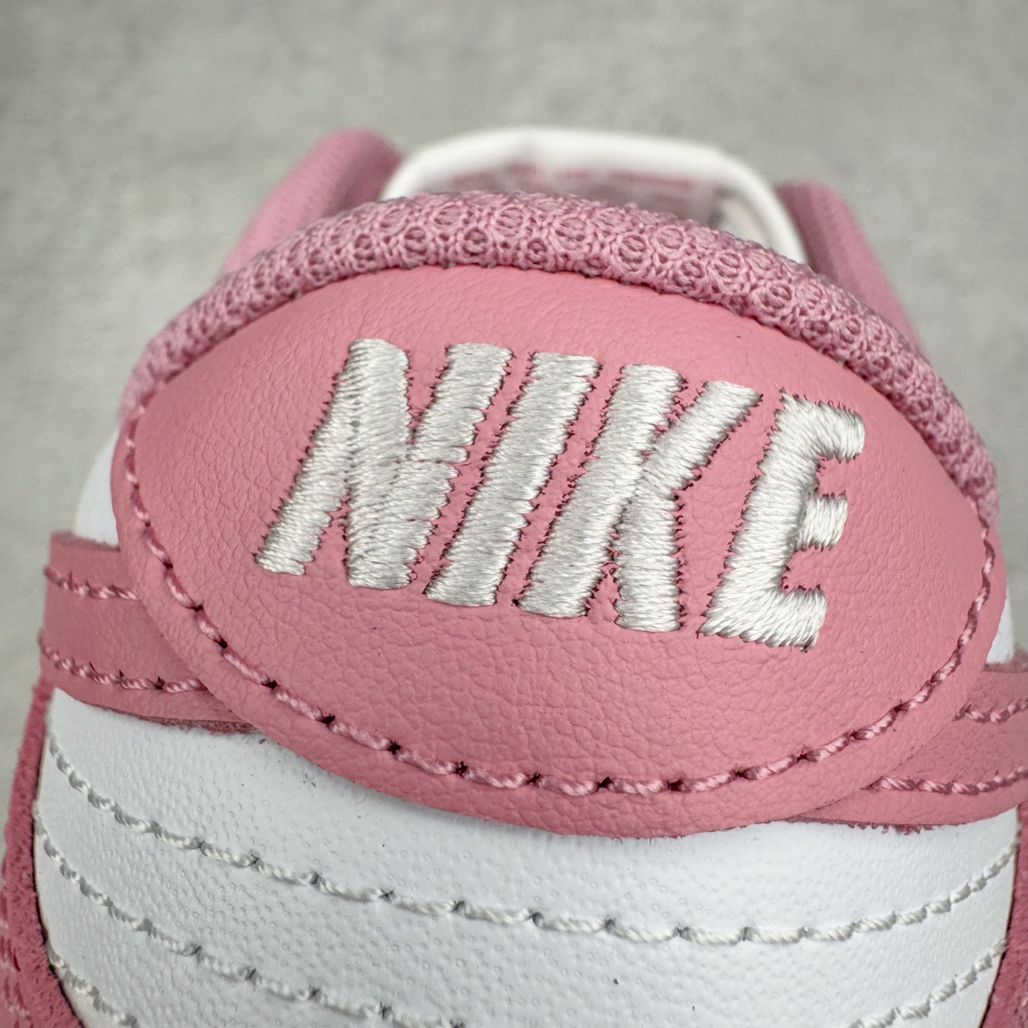 图片[16]-＃YC纯原 NK Dunk Low 元素粉 DD1873-112 实力大厂出品 新配色陆续开发 利润个位数只为口碑 全套原纸板楦头开发 确保原汁原味 完美呈现DUNK版型 一比一鞋头弧度高度鞋身弧度 此版本只针对中端市场 皮料材质有所更替 其他数据细节工艺流程均保持一致 绝不口嗨 细节品控鞋型随意对比 独家私模官方第六代原厂航空铝磨具打磨大底 鞋头坡度极致还原 无解鞋型 原盒原配 圈内天花板工艺 原厂玻璃冲刀 超高清洁度 全鞋零毛边皮料切割 原厂中底布点胶 中底布拉帮走线遵循公司 尺码：35.5 36 36.5 37.5 38 38.5 39 40-选品中心