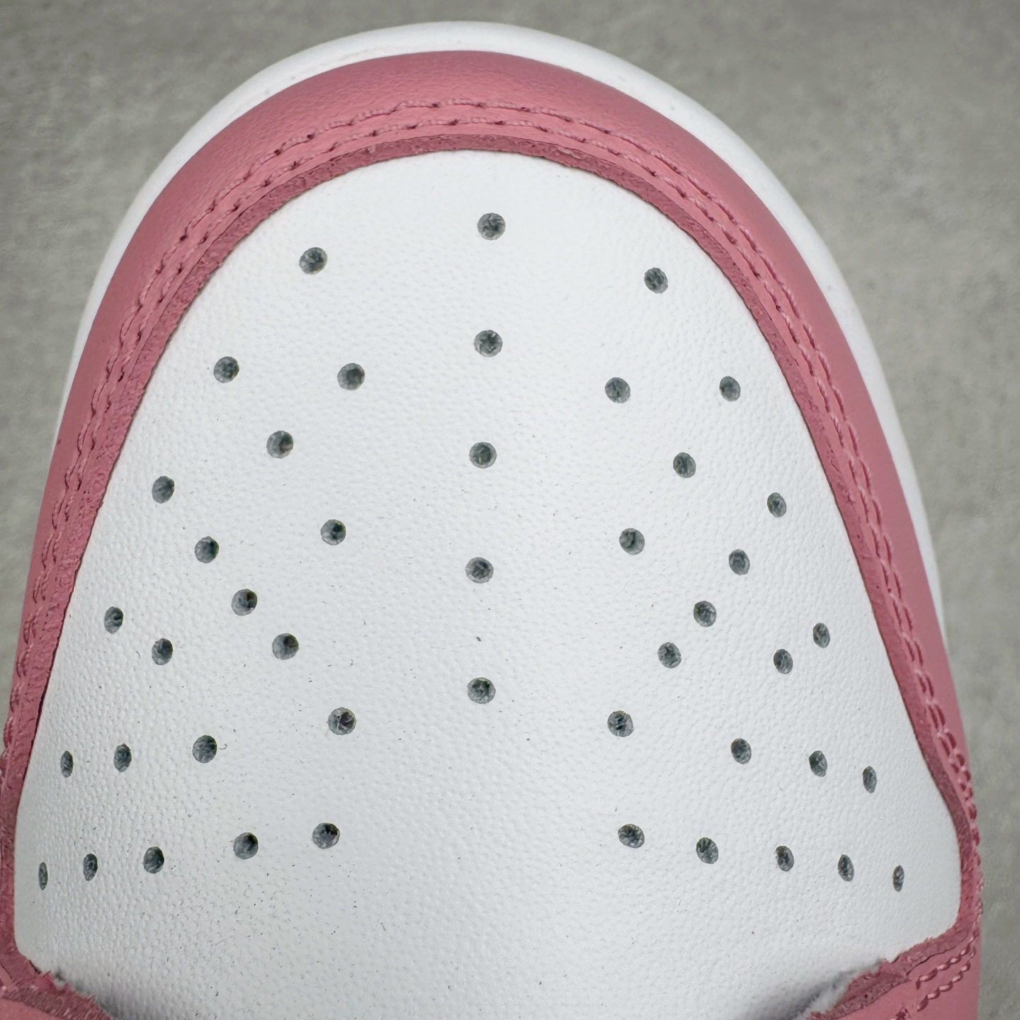 图片[15]-＃YC纯原 NK Dunk Low 元素粉 DD1873-112 实力大厂出品 新配色陆续开发 利润个位数只为口碑 全套原纸板楦头开发 确保原汁原味 完美呈现DUNK版型 一比一鞋头弧度高度鞋身弧度 此版本只针对中端市场 皮料材质有所更替 其他数据细节工艺流程均保持一致 绝不口嗨 细节品控鞋型随意对比 独家私模官方第六代原厂航空铝磨具打磨大底 鞋头坡度极致还原 无解鞋型 原盒原配 圈内天花板工艺 原厂玻璃冲刀 超高清洁度 全鞋零毛边皮料切割 原厂中底布点胶 中底布拉帮走线遵循公司 尺码：35.5 36 36.5 37.5 38 38.5 39 40-选品中心