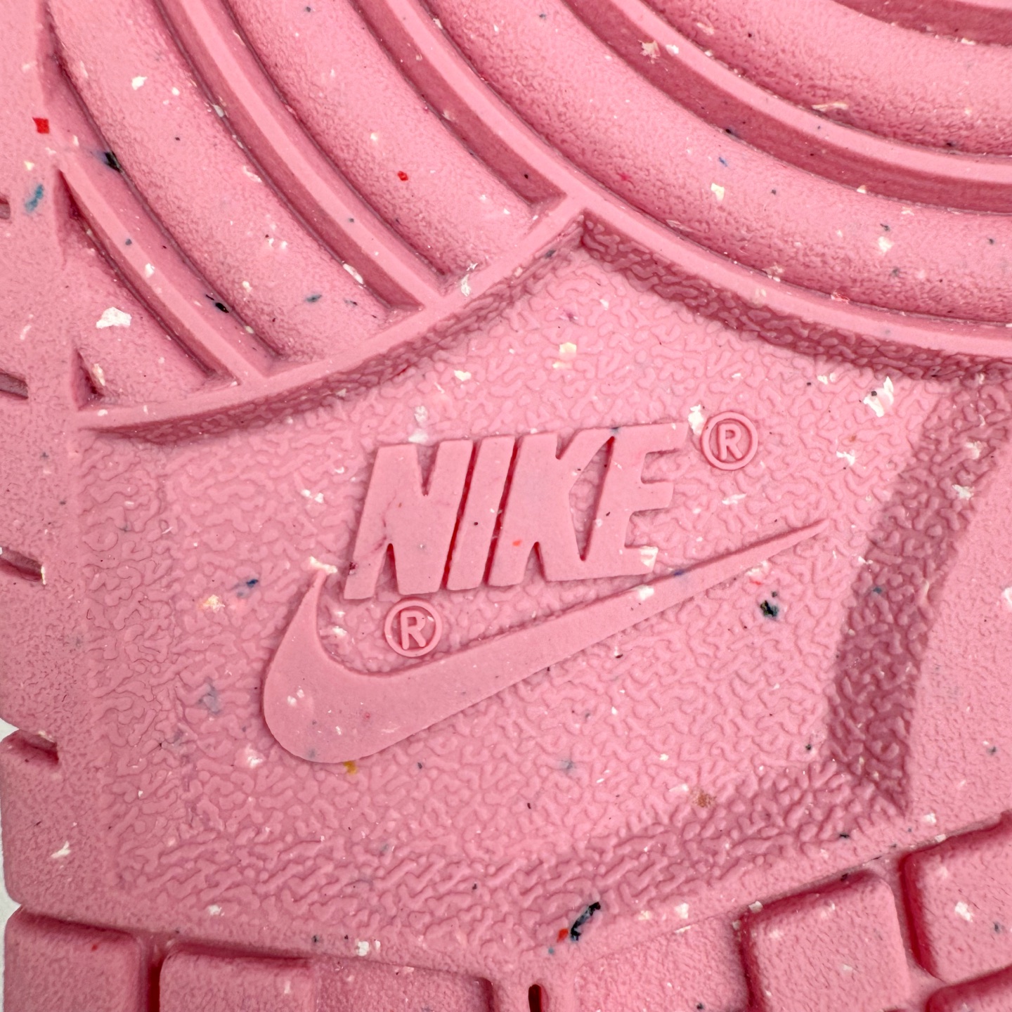 图片[20]-＃YC纯原 NK Dunk Low 元素粉 DD1873-112 实力大厂出品 新配色陆续开发 利润个位数只为口碑 全套原纸板楦头开发 确保原汁原味 完美呈现DUNK版型 一比一鞋头弧度高度鞋身弧度 此版本只针对中端市场 皮料材质有所更替 其他数据细节工艺流程均保持一致 绝不口嗨 细节品控鞋型随意对比 独家私模官方第六代原厂航空铝磨具打磨大底 鞋头坡度极致还原 无解鞋型 原盒原配 圈内天花板工艺 原厂玻璃冲刀 超高清洁度 全鞋零毛边皮料切割 原厂中底布点胶 中底布拉帮走线遵循公司 尺码：35.5 36 36.5 37.5 38 38.5 39 40-选品中心