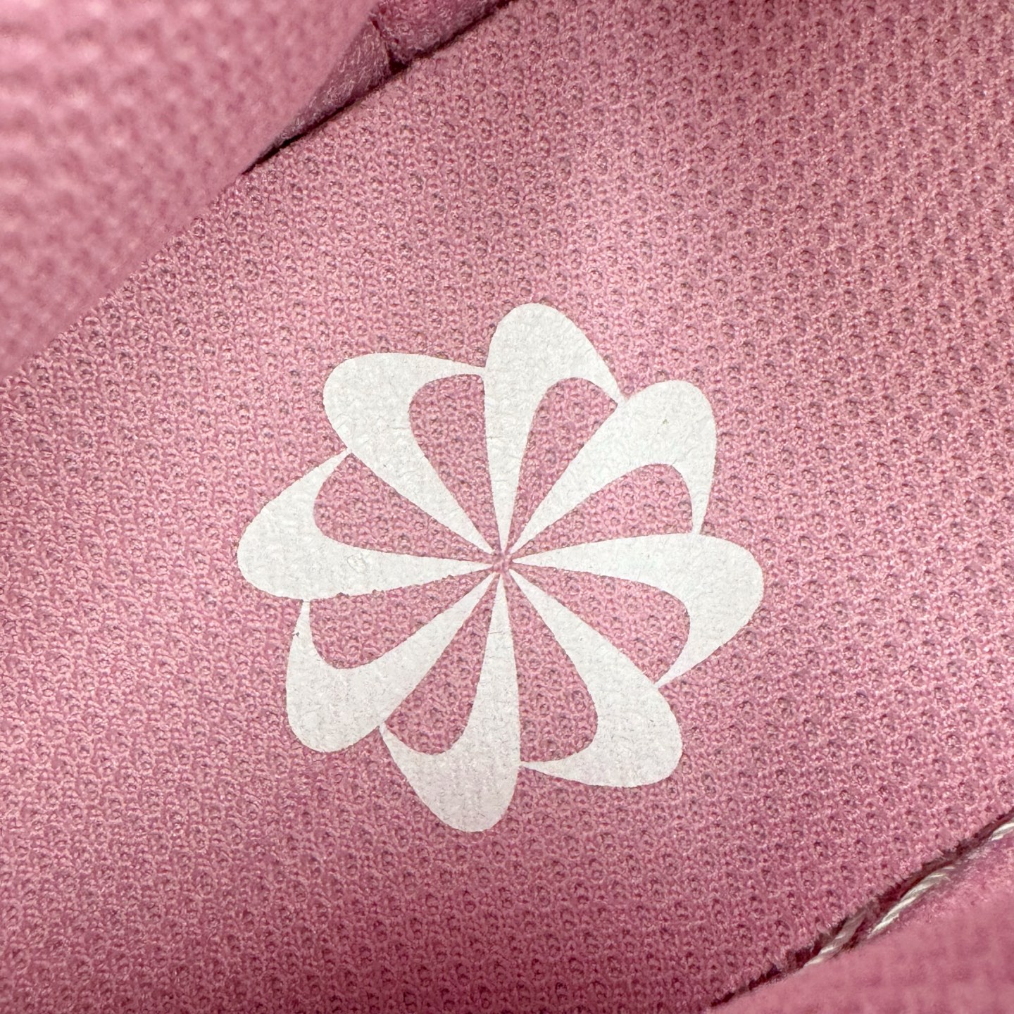 图片[13]-＃YC纯原 NK Dunk Low 元素粉 DD1873-112 实力大厂出品 新配色陆续开发 利润个位数只为口碑 全套原纸板楦头开发 确保原汁原味 完美呈现DUNK版型 一比一鞋头弧度高度鞋身弧度 此版本只针对中端市场 皮料材质有所更替 其他数据细节工艺流程均保持一致 绝不口嗨 细节品控鞋型随意对比 独家私模官方第六代原厂航空铝磨具打磨大底 鞋头坡度极致还原 无解鞋型 原盒原配 圈内天花板工艺 原厂玻璃冲刀 超高清洁度 全鞋零毛边皮料切割 原厂中底布点胶 中底布拉帮走线遵循公司 尺码：35.5 36 36.5 37.5 38 38.5 39 40-选品中心