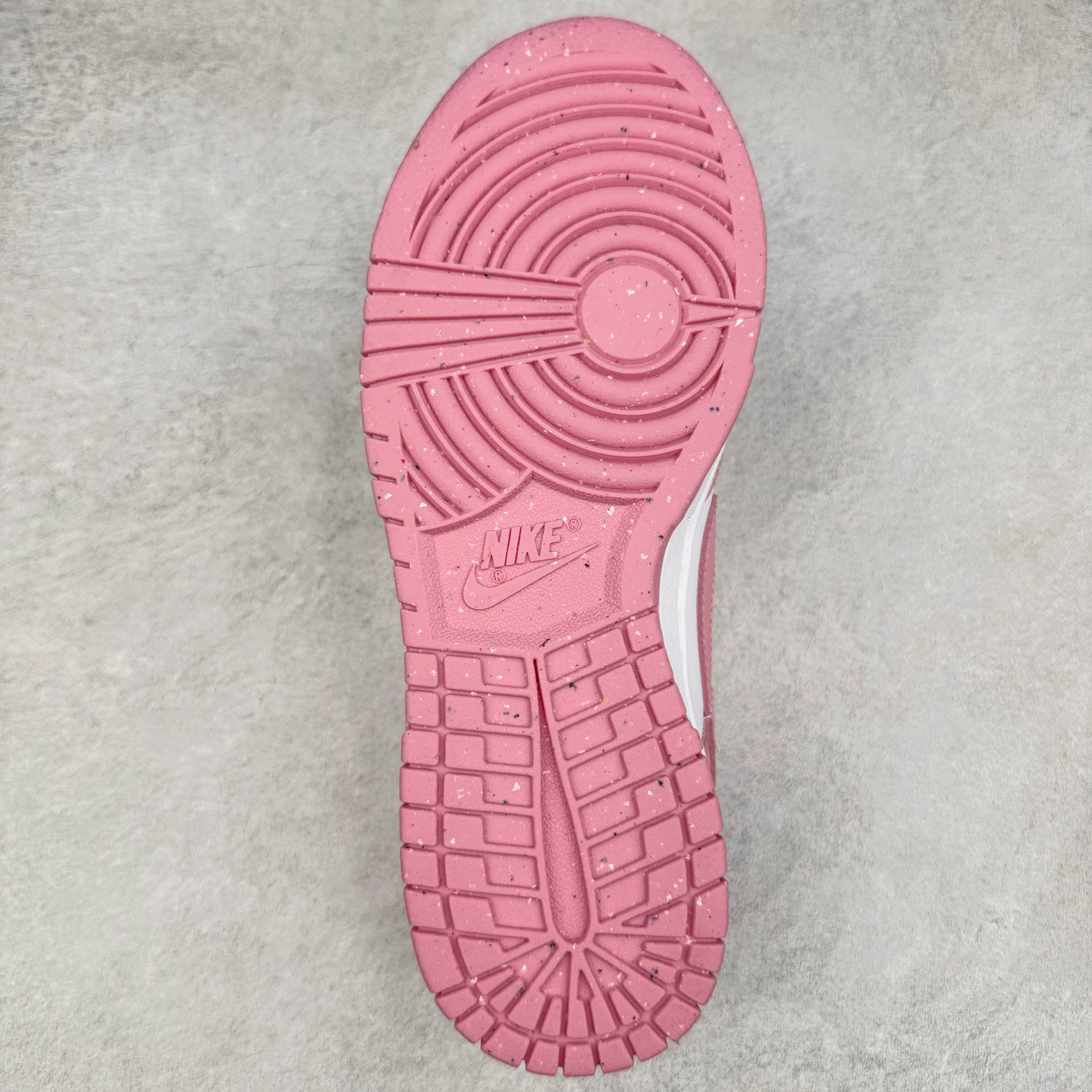 图片[9]-＃YC纯原 NK Dunk Low 元素粉 DD1873-112 实力大厂出品 新配色陆续开发 利润个位数只为口碑 全套原纸板楦头开发 确保原汁原味 完美呈现DUNK版型 一比一鞋头弧度高度鞋身弧度 此版本只针对中端市场 皮料材质有所更替 其他数据细节工艺流程均保持一致 绝不口嗨 细节品控鞋型随意对比 独家私模官方第六代原厂航空铝磨具打磨大底 鞋头坡度极致还原 无解鞋型 原盒原配 圈内天花板工艺 原厂玻璃冲刀 超高清洁度 全鞋零毛边皮料切割 原厂中底布点胶 中底布拉帮走线遵循公司 尺码：35.5 36 36.5 37.5 38 38.5 39 40-选品中心