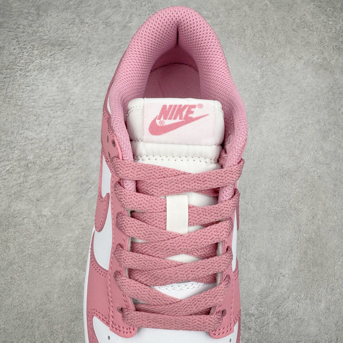 图片[5]-＃YC纯原 NK Dunk Low 元素粉 DD1873-112 实力大厂出品 新配色陆续开发 利润个位数只为口碑 全套原纸板楦头开发 确保原汁原味 完美呈现DUNK版型 一比一鞋头弧度高度鞋身弧度 此版本只针对中端市场 皮料材质有所更替 其他数据细节工艺流程均保持一致 绝不口嗨 细节品控鞋型随意对比 独家私模官方第六代原厂航空铝磨具打磨大底 鞋头坡度极致还原 无解鞋型 原盒原配 圈内天花板工艺 原厂玻璃冲刀 超高清洁度 全鞋零毛边皮料切割 原厂中底布点胶 中底布拉帮走线遵循公司 尺码：35.5 36 36.5 37.5 38 38.5 39 40-选品中心