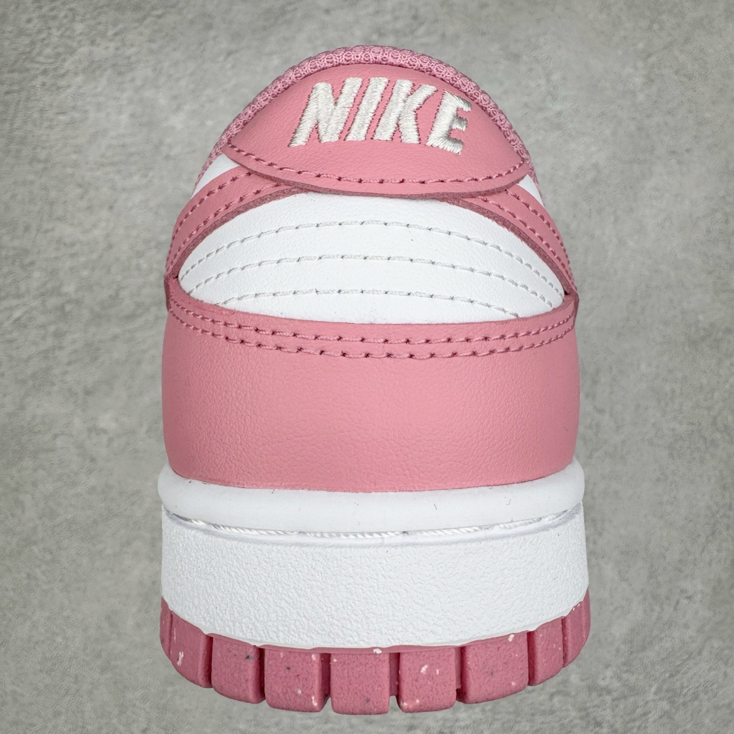 图片[8]-＃YC纯原 NK Dunk Low 元素粉 DD1873-112 实力大厂出品 新配色陆续开发 利润个位数只为口碑 全套原纸板楦头开发 确保原汁原味 完美呈现DUNK版型 一比一鞋头弧度高度鞋身弧度 此版本只针对中端市场 皮料材质有所更替 其他数据细节工艺流程均保持一致 绝不口嗨 细节品控鞋型随意对比 独家私模官方第六代原厂航空铝磨具打磨大底 鞋头坡度极致还原 无解鞋型 原盒原配 圈内天花板工艺 原厂玻璃冲刀 超高清洁度 全鞋零毛边皮料切割 原厂中底布点胶 中底布拉帮走线遵循公司 尺码：35.5 36 36.5 37.5 38 38.5 39 40-选品中心