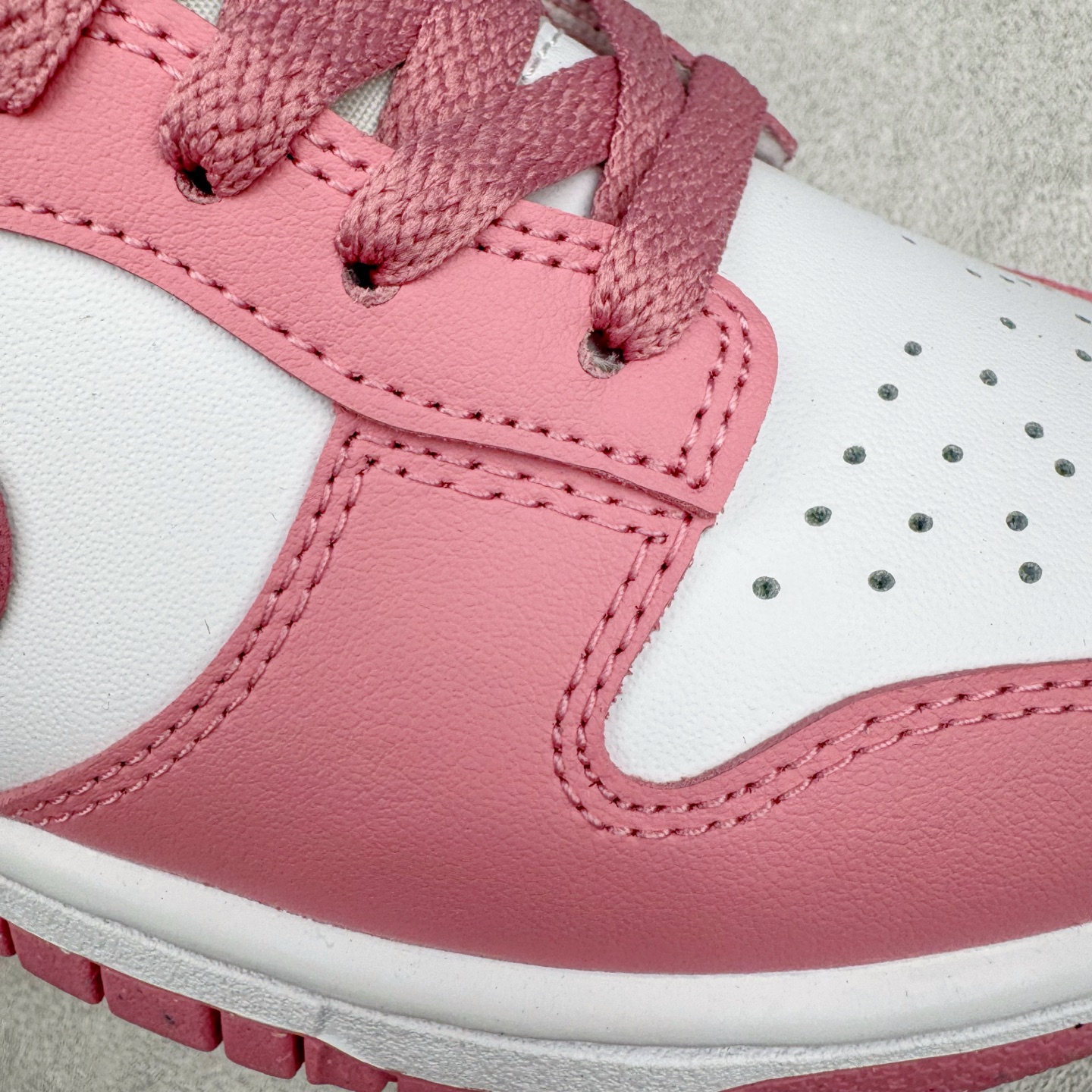 图片[19]-＃YC纯原 NK Dunk Low 元素粉 DD1873-112 实力大厂出品 新配色陆续开发 利润个位数只为口碑 全套原纸板楦头开发 确保原汁原味 完美呈现DUNK版型 一比一鞋头弧度高度鞋身弧度 此版本只针对中端市场 皮料材质有所更替 其他数据细节工艺流程均保持一致 绝不口嗨 细节品控鞋型随意对比 独家私模官方第六代原厂航空铝磨具打磨大底 鞋头坡度极致还原 无解鞋型 原盒原配 圈内天花板工艺 原厂玻璃冲刀 超高清洁度 全鞋零毛边皮料切割 原厂中底布点胶 中底布拉帮走线遵循公司 尺码：35.5 36 36.5 37.5 38 38.5 39 40-选品中心