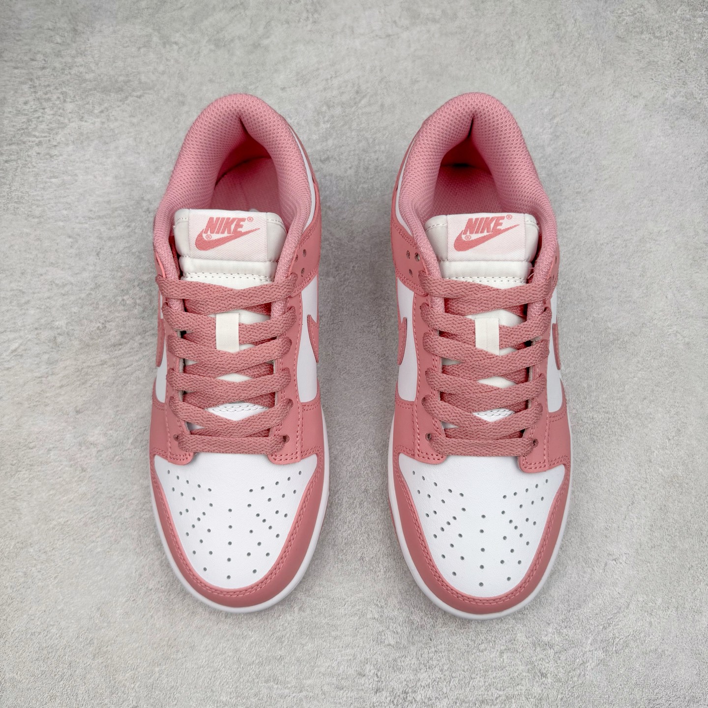 图片[2]-＃YC纯原 NK Dunk Low 元素粉 DD1873-112 实力大厂出品 新配色陆续开发 利润个位数只为口碑 全套原纸板楦头开发 确保原汁原味 完美呈现DUNK版型 一比一鞋头弧度高度鞋身弧度 此版本只针对中端市场 皮料材质有所更替 其他数据细节工艺流程均保持一致 绝不口嗨 细节品控鞋型随意对比 独家私模官方第六代原厂航空铝磨具打磨大底 鞋头坡度极致还原 无解鞋型 原盒原配 圈内天花板工艺 原厂玻璃冲刀 超高清洁度 全鞋零毛边皮料切割 原厂中底布点胶 中底布拉帮走线遵循公司 尺码：35.5 36 36.5 37.5 38 38.5 39 40-选品中心