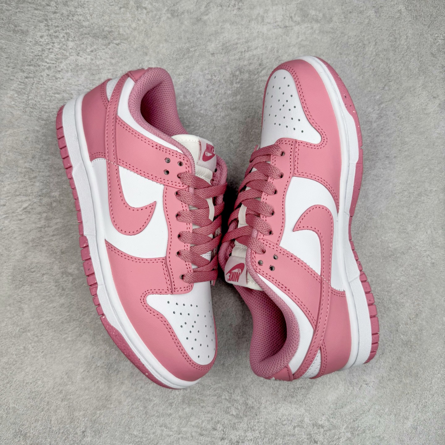 图片[3]-＃YC纯原 NK Dunk Low 元素粉 DD1873-112 实力大厂出品 新配色陆续开发 利润个位数只为口碑 全套原纸板楦头开发 确保原汁原味 完美呈现DUNK版型 一比一鞋头弧度高度鞋身弧度 此版本只针对中端市场 皮料材质有所更替 其他数据细节工艺流程均保持一致 绝不口嗨 细节品控鞋型随意对比 独家私模官方第六代原厂航空铝磨具打磨大底 鞋头坡度极致还原 无解鞋型 原盒原配 圈内天花板工艺 原厂玻璃冲刀 超高清洁度 全鞋零毛边皮料切割 原厂中底布点胶 中底布拉帮走线遵循公司 尺码：35.5 36 36.5 37.5 38 38.5 39 40-选品中心