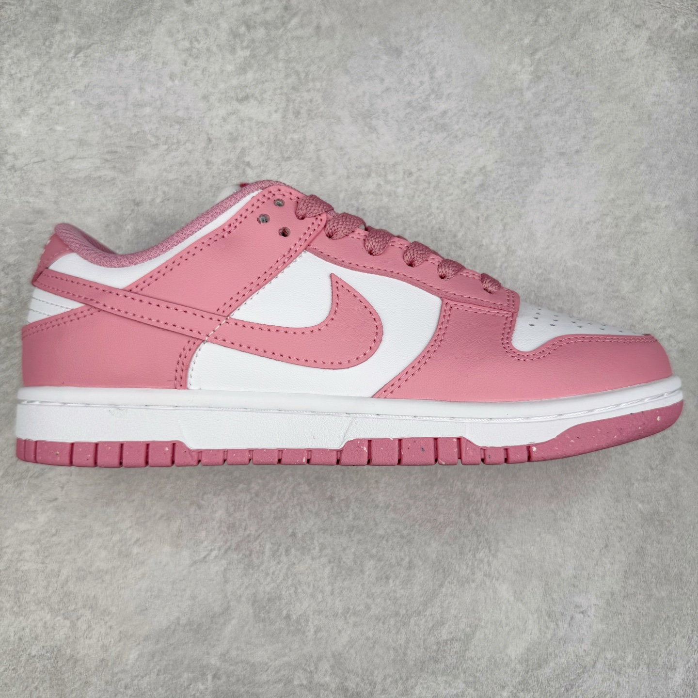 ＃YC纯原 NK Dunk Low 元素粉 DD1873-112 实力大厂出品 新配色陆续开发 利润个位数只为口碑 全套原纸板楦头开发 确保原汁原味 完美呈现DUNK版型 一比一鞋头弧度高度鞋身弧度 此版本只针对中端市场 皮料材质有所更替 其他数据细节工艺流程均保持一致 绝不口嗨 细节品控鞋型随意对比 独家私模官方第六代原厂航空铝磨具打磨大底 鞋头坡度极致还原 无解鞋型 原盒原配 圈内天花板工艺 原厂玻璃冲刀 超高清洁度 全鞋零毛边皮料切割 原厂中底布点胶 中底布拉帮走线遵循公司 尺码：35.5 36 36.5 37.5 38 38.5 39 40-选品中心