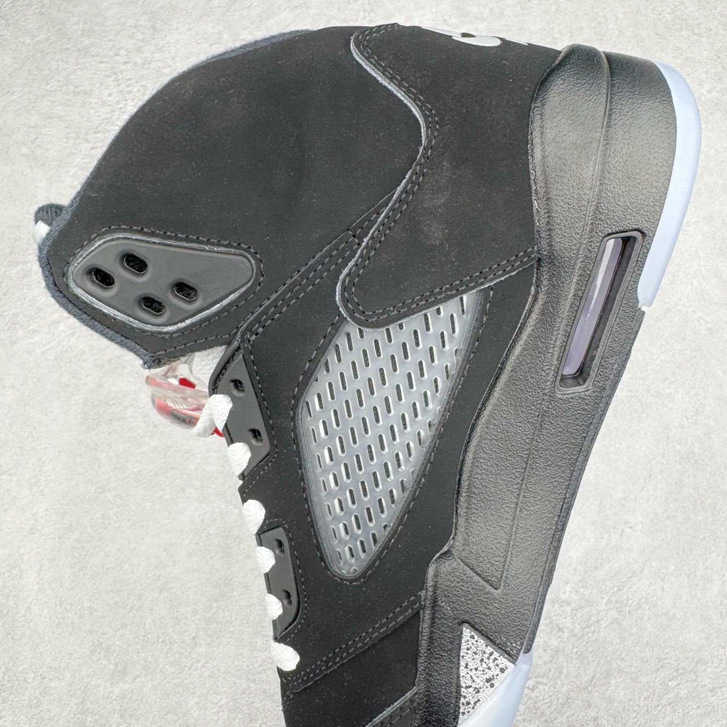 图片[7]-＃外贸版 Air Jordan AJ5 “Black Metallic Reimagined” 黑银 HF3975-001 原纸板楦头开发 进口头层皮料 完美鞋型匹配公司货 正确鞋舌立体高频 最新原厂底模 大底卡色咬花完美 鞋柜必备鞋款 终端现货供应 尺码：36 36.5 37.5 38 38.5 39 40 40.5 41 42 42.5 43 44 44.5 45 46 47.5-选品中心