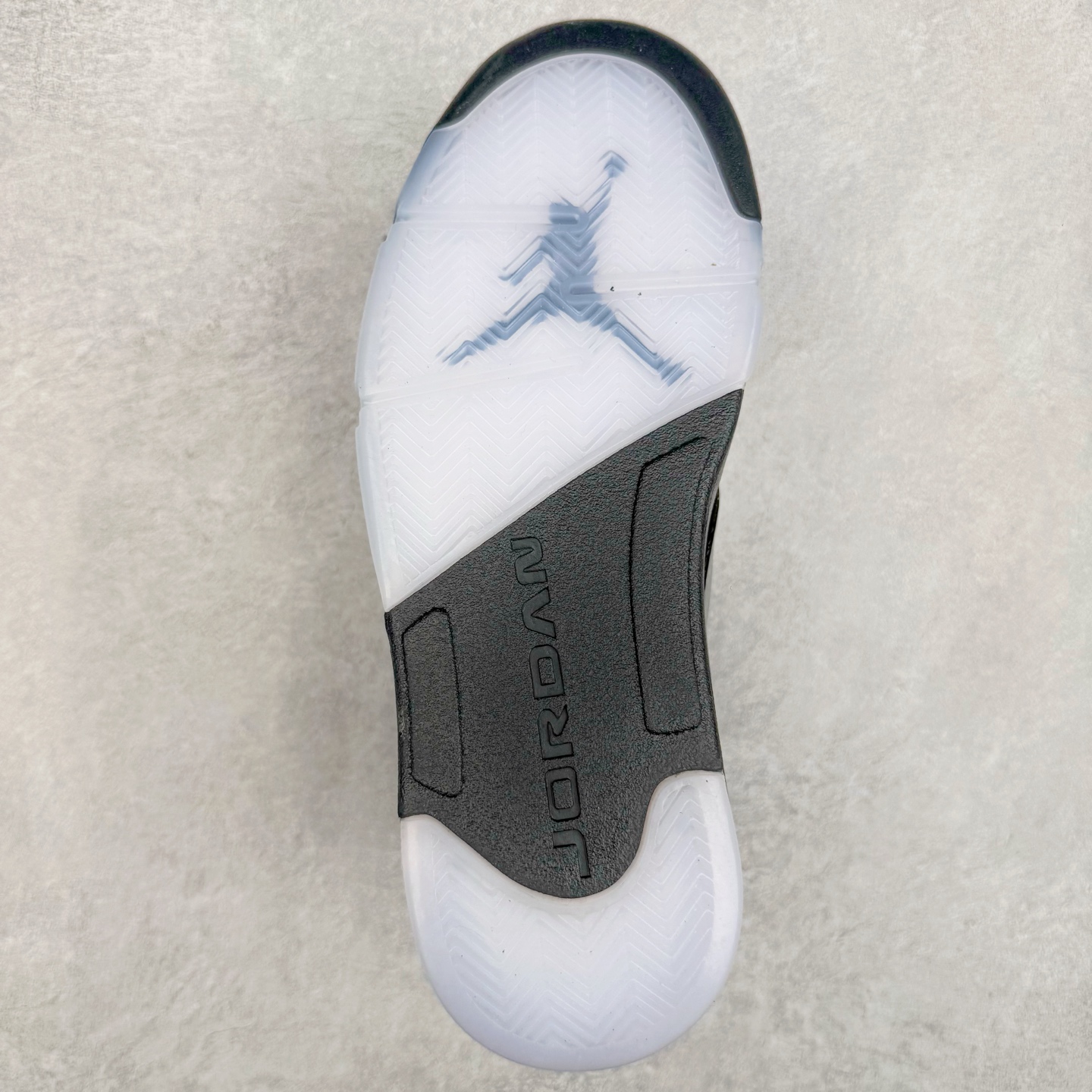 图片[9]-＃外贸版 Air Jordan AJ5 “Black Metallic Reimagined” 黑银 HF3975-001 原纸板楦头开发 进口头层皮料 完美鞋型匹配公司货 正确鞋舌立体高频 最新原厂底模 大底卡色咬花完美 鞋柜必备鞋款 终端现货供应 尺码：36 36.5 37.5 38 38.5 39 40 40.5 41 42 42.5 43 44 44.5 45 46 47.5-选品中心