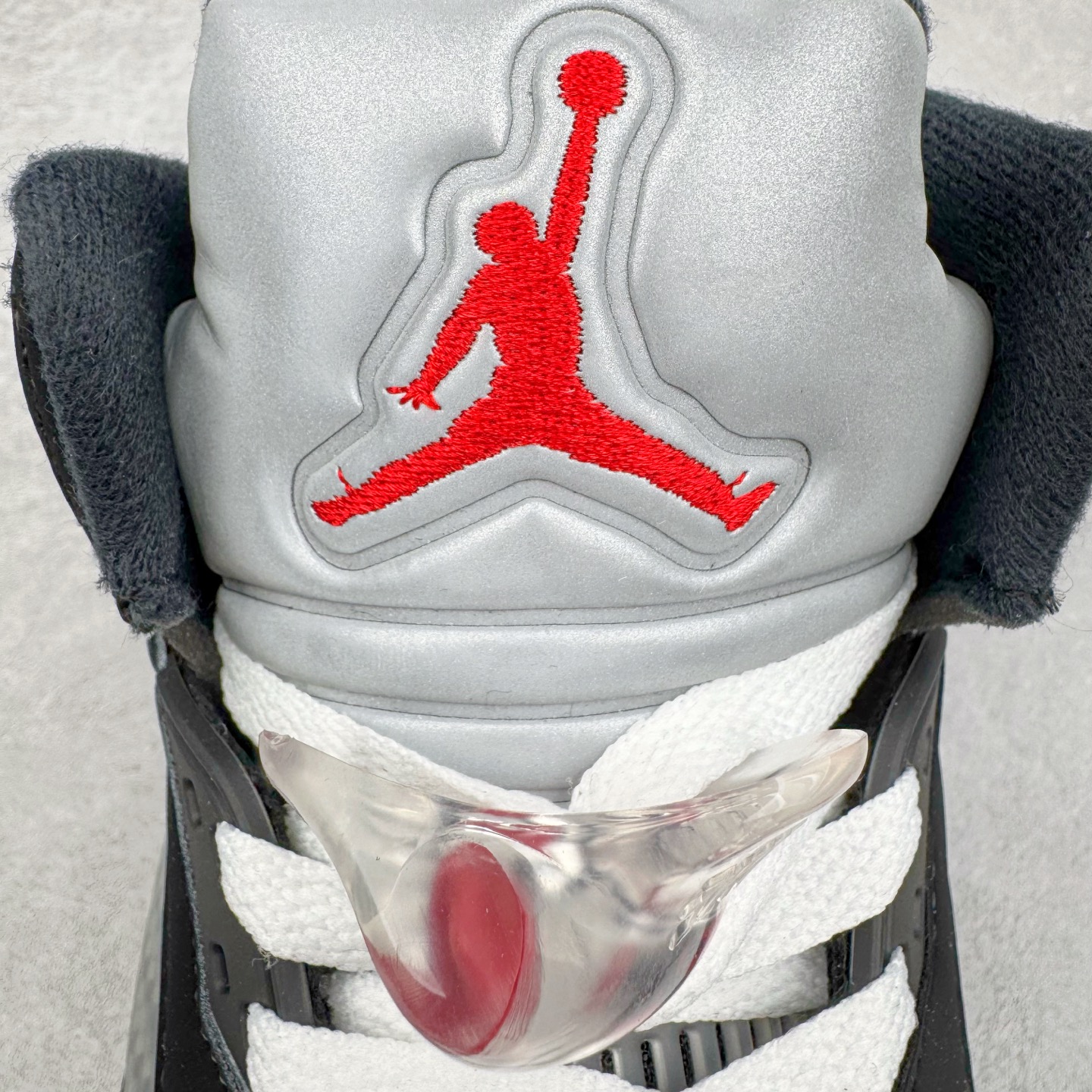 图片[10]-＃外贸版 Air Jordan AJ5 “Black Metallic Reimagined” 黑银 HF3975-001 原纸板楦头开发 进口头层皮料 完美鞋型匹配公司货 正确鞋舌立体高频 最新原厂底模 大底卡色咬花完美 鞋柜必备鞋款 终端现货供应 尺码：36 36.5 37.5 38 38.5 39 40 40.5 41 42 42.5 43 44 44.5 45 46 47.5-选品中心