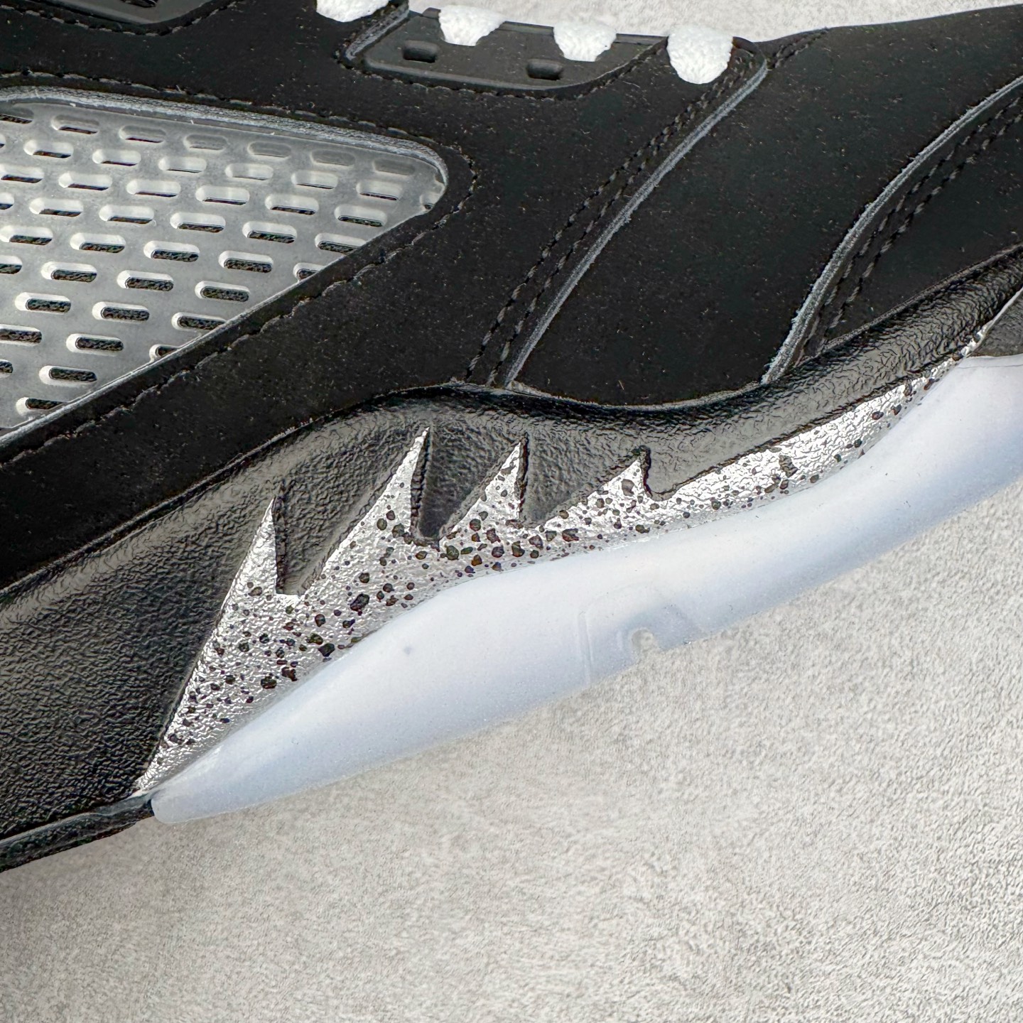 图片[13]-＃外贸版 Air Jordan AJ5 “Black Metallic Reimagined” 黑银 HF3975-001 原纸板楦头开发 进口头层皮料 完美鞋型匹配公司货 正确鞋舌立体高频 最新原厂底模 大底卡色咬花完美 鞋柜必备鞋款 终端现货供应 尺码：36 36.5 37.5 38 38.5 39 40 40.5 41 42 42.5 43 44 44.5 45 46 47.5-选品中心