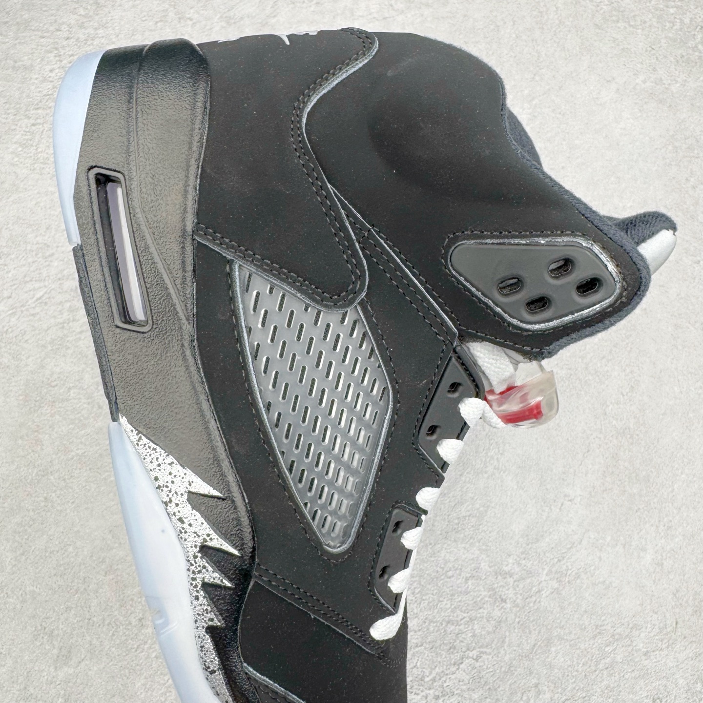 图片[6]-＃外贸版 Air Jordan AJ5 “Black Metallic Reimagined” 黑银 HF3975-001 原纸板楦头开发 进口头层皮料 完美鞋型匹配公司货 正确鞋舌立体高频 最新原厂底模 大底卡色咬花完美 鞋柜必备鞋款 终端现货供应 尺码：36 36.5 37.5 38 38.5 39 40 40.5 41 42 42.5 43 44 44.5 45 46 47.5-选品中心