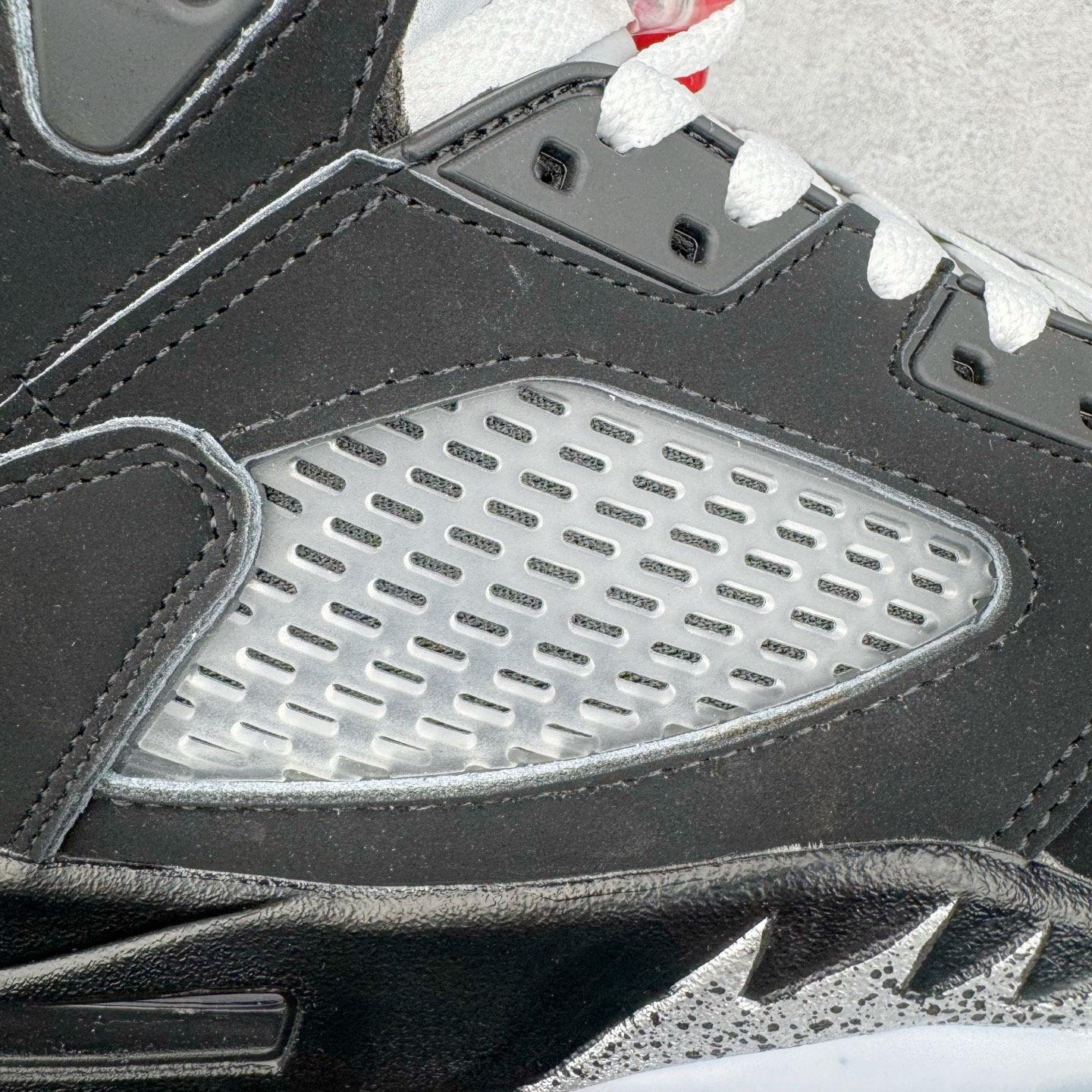 图片[11]-＃外贸版 Air Jordan AJ5 “Black Metallic Reimagined” 黑银 HF3975-001 原纸板楦头开发 进口头层皮料 完美鞋型匹配公司货 正确鞋舌立体高频 最新原厂底模 大底卡色咬花完美 鞋柜必备鞋款 终端现货供应 尺码：36 36.5 37.5 38 38.5 39 40 40.5 41 42 42.5 43 44 44.5 45 46 47.5-选品中心