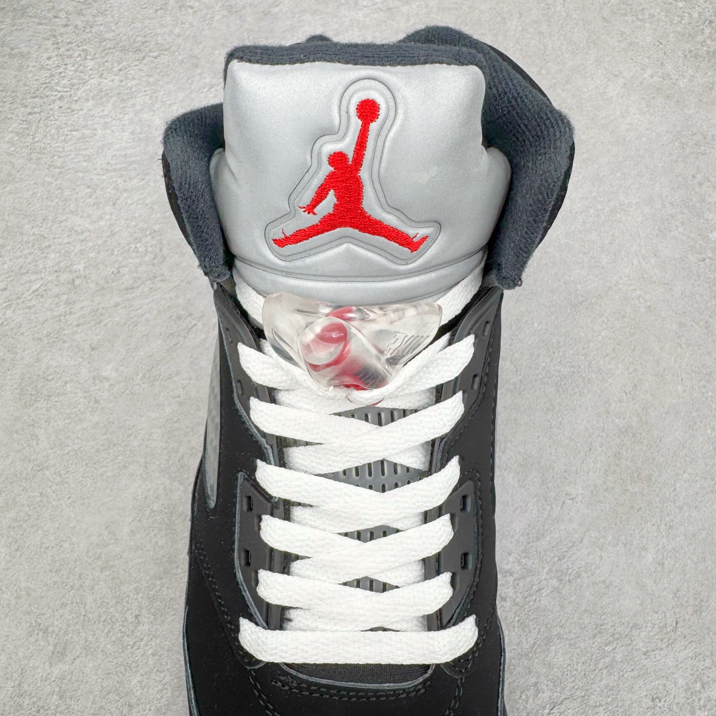 图片[5]-＃外贸版 Air Jordan AJ5 “Black Metallic Reimagined” 黑银 HF3975-001 原纸板楦头开发 进口头层皮料 完美鞋型匹配公司货 正确鞋舌立体高频 最新原厂底模 大底卡色咬花完美 鞋柜必备鞋款 终端现货供应 尺码：36 36.5 37.5 38 38.5 39 40 40.5 41 42 42.5 43 44 44.5 45 46 47.5-选品中心