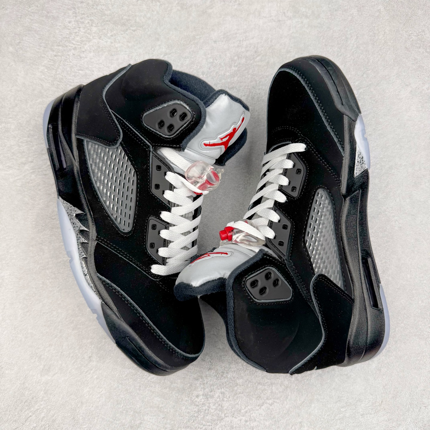 图片[3]-＃外贸版 Air Jordan AJ5 “Black Metallic Reimagined” 黑银 HF3975-001 原纸板楦头开发 进口头层皮料 完美鞋型匹配公司货 正确鞋舌立体高频 最新原厂底模 大底卡色咬花完美 鞋柜必备鞋款 终端现货供应 尺码：36 36.5 37.5 38 38.5 39 40 40.5 41 42 42.5 43 44 44.5 45 46 47.5-选品中心