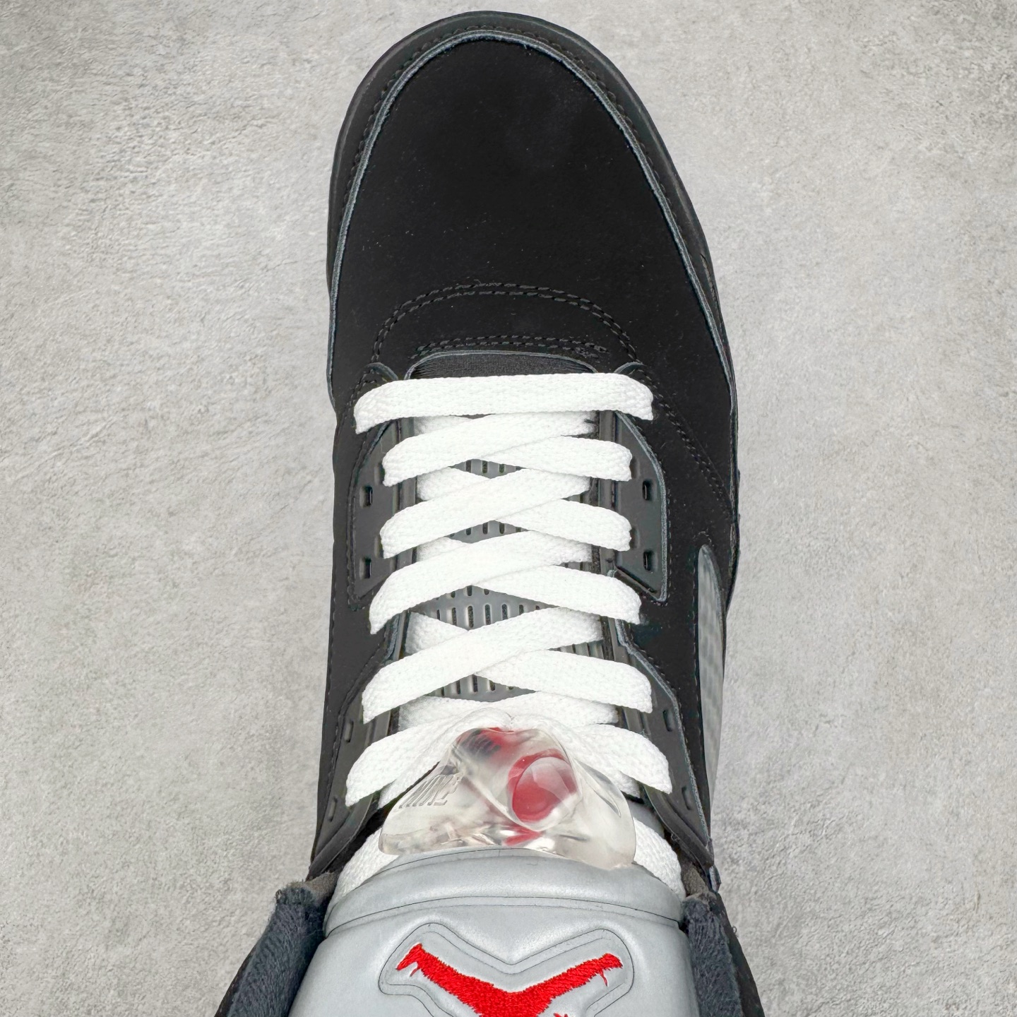 图片[4]-＃外贸版 Air Jordan AJ5 “Black Metallic Reimagined” 黑银 HF3975-001 原纸板楦头开发 进口头层皮料 完美鞋型匹配公司货 正确鞋舌立体高频 最新原厂底模 大底卡色咬花完美 鞋柜必备鞋款 终端现货供应 尺码：36 36.5 37.5 38 38.5 39 40 40.5 41 42 42.5 43 44 44.5 45 46 47.5-选品中心