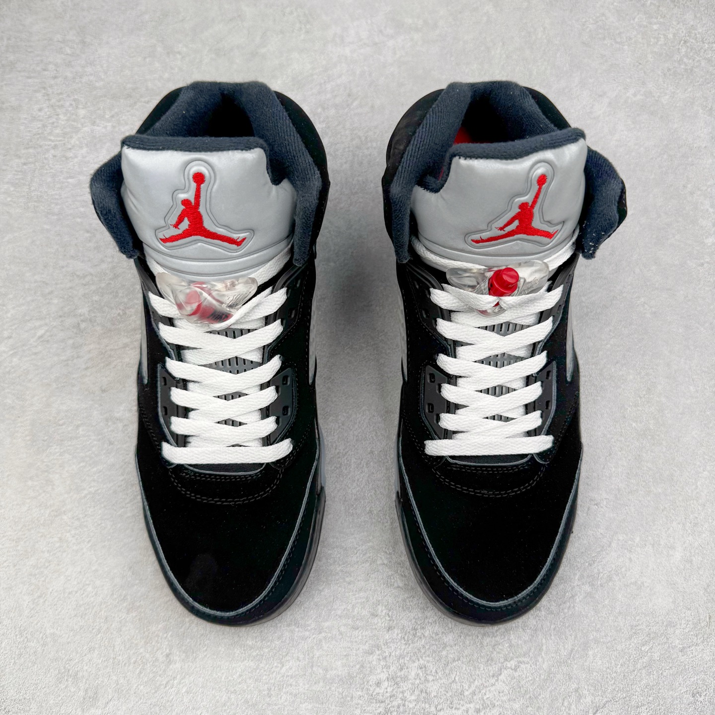 图片[2]-＃外贸版 Air Jordan AJ5 “Black Metallic Reimagined” 黑银 HF3975-001 原纸板楦头开发 进口头层皮料 完美鞋型匹配公司货 正确鞋舌立体高频 最新原厂底模 大底卡色咬花完美 鞋柜必备鞋款 终端现货供应 尺码：36 36.5 37.5 38 38.5 39 40 40.5 41 42 42.5 43 44 44.5 45 46 47.5-选品中心