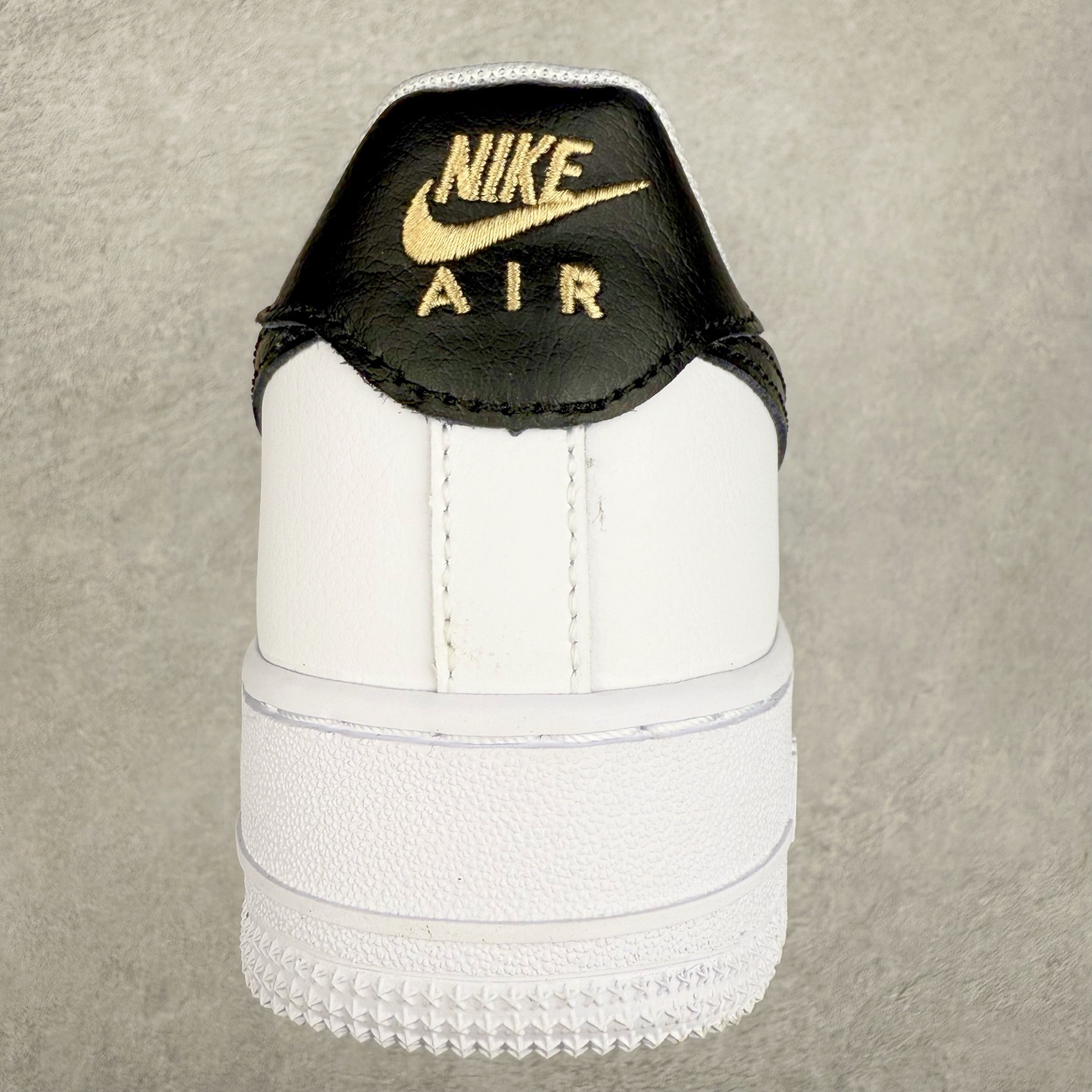 图片[8]-＃XT纯原 NK Air Force 1´07 Low 空军一号低帮百搭休闲运动板鞋 CZ0270-102 顶级批次 2022全新楦头鞋型 鱼鳞大底 历时开发三个月 清洁度完美 二维码鞋标 内置芯片及solo气垫 大底高度及其弧度依照正品 钢印 logo刺绣 鞋口弧度 鞋头长度 鞋面冲孔 鞋垫背胶及钢印 完美鞋型对比正品 每一处都是细节满满 柔软、弹性十足的缓震性能和出色的中底设计 横跨复古与现代的外型结合 造就出风靡全球 三十多年的Force 1 直到今天还深受青睐 实拍调校N版已经零色差零失真 百分百还原实物色彩所见即所得 不存在货不对板色差等低级问题 选购参考实物拍摄 不混卖不参货 只用心做好货严格选品 承诺混一赔十 尺码：36 36.5 37.5 38 38.5 39 40 40.5 41 42 42.5 43 44 44.5 45-选品中心