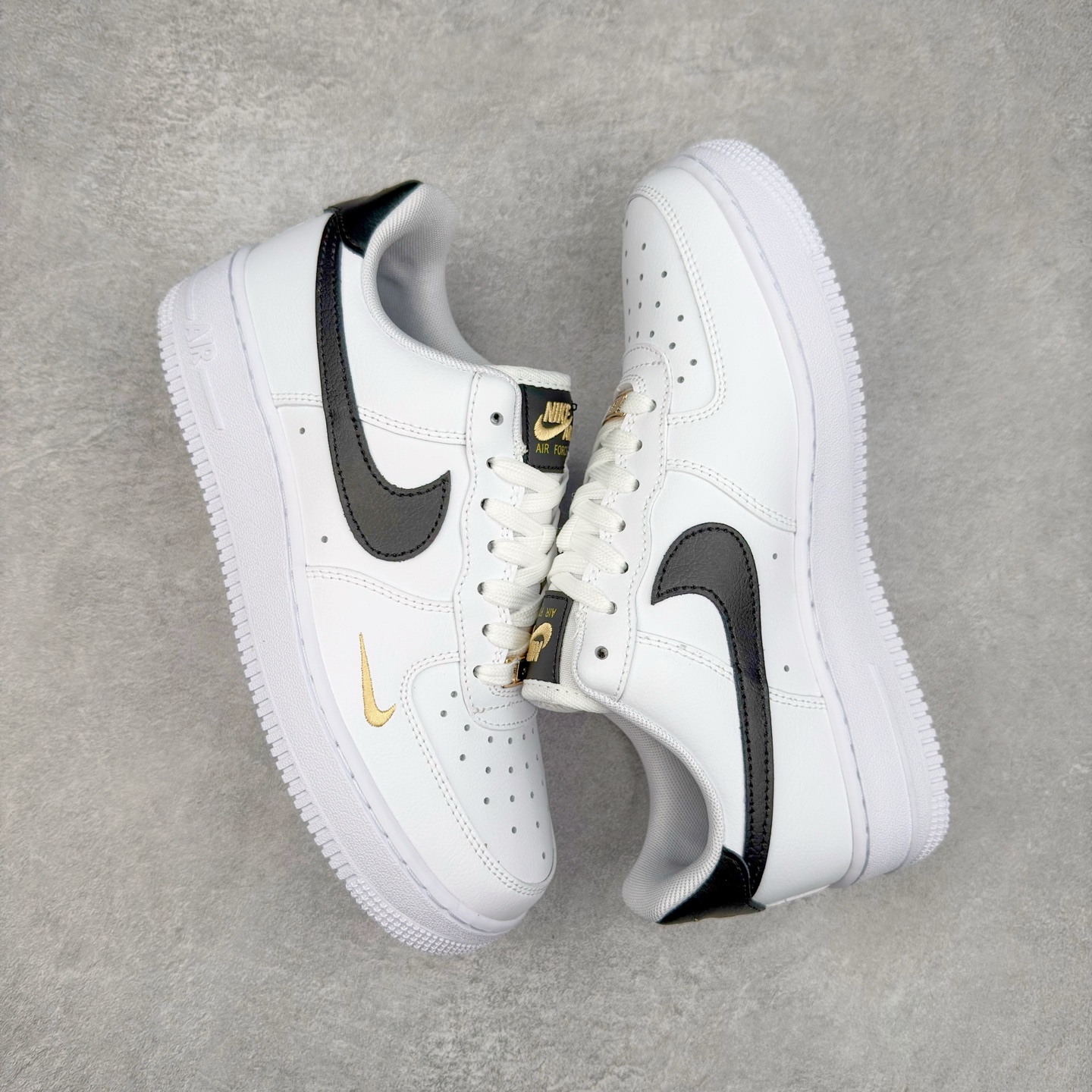 图片[3]-＃XT纯原 NK Air Force 1´07 Low 空军一号低帮百搭休闲运动板鞋 CZ0270-102 顶级批次 2022全新楦头鞋型 鱼鳞大底 历时开发三个月 清洁度完美 二维码鞋标 内置芯片及solo气垫 大底高度及其弧度依照正品 钢印 logo刺绣 鞋口弧度 鞋头长度 鞋面冲孔 鞋垫背胶及钢印 完美鞋型对比正品 每一处都是细节满满 柔软、弹性十足的缓震性能和出色的中底设计 横跨复古与现代的外型结合 造就出风靡全球 三十多年的Force 1 直到今天还深受青睐 实拍调校N版已经零色差零失真 百分百还原实物色彩所见即所得 不存在货不对板色差等低级问题 选购参考实物拍摄 不混卖不参货 只用心做好货严格选品 承诺混一赔十 尺码：36 36.5 37.5 38 38.5 39 40 40.5 41 42 42.5 43 44 44.5 45-选品中心