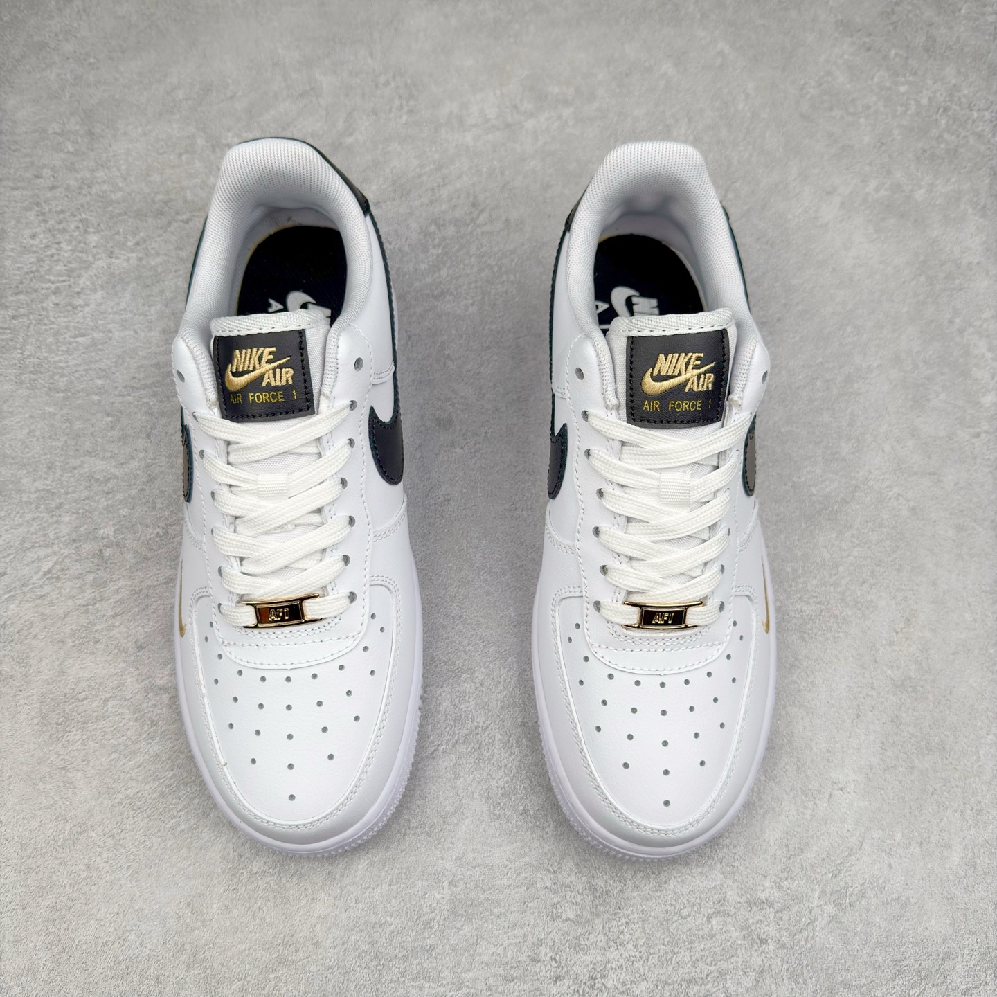 图片[2]-＃XT纯原 NK Air Force 1´07 Low 空军一号低帮百搭休闲运动板鞋 CZ0270-102 顶级批次 2022全新楦头鞋型 鱼鳞大底 历时开发三个月 清洁度完美 二维码鞋标 内置芯片及solo气垫 大底高度及其弧度依照正品 钢印 logo刺绣 鞋口弧度 鞋头长度 鞋面冲孔 鞋垫背胶及钢印 完美鞋型对比正品 每一处都是细节满满 柔软、弹性十足的缓震性能和出色的中底设计 横跨复古与现代的外型结合 造就出风靡全球 三十多年的Force 1 直到今天还深受青睐 实拍调校N版已经零色差零失真 百分百还原实物色彩所见即所得 不存在货不对板色差等低级问题 选购参考实物拍摄 不混卖不参货 只用心做好货严格选品 承诺混一赔十 尺码：36 36.5 37.5 38 38.5 39 40 40.5 41 42 42.5 43 44 44.5 45-选品中心