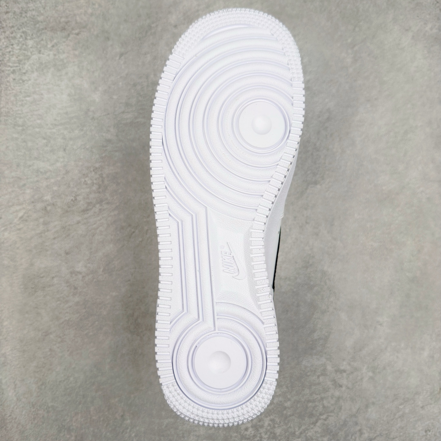 图片[9]-＃XT纯原 NK Air Force 1´07 Low 空军一号低帮百搭休闲运动板鞋 CZ0270-102 顶级批次 2022全新楦头鞋型 鱼鳞大底 历时开发三个月 清洁度完美 二维码鞋标 内置芯片及solo气垫 大底高度及其弧度依照正品 钢印 logo刺绣 鞋口弧度 鞋头长度 鞋面冲孔 鞋垫背胶及钢印 完美鞋型对比正品 每一处都是细节满满 柔软、弹性十足的缓震性能和出色的中底设计 横跨复古与现代的外型结合 造就出风靡全球 三十多年的Force 1 直到今天还深受青睐 实拍调校N版已经零色差零失真 百分百还原实物色彩所见即所得 不存在货不对板色差等低级问题 选购参考实物拍摄 不混卖不参货 只用心做好货严格选品 承诺混一赔十 尺码：36 36.5 37.5 38 38.5 39 40 40.5 41 42 42.5 43 44 44.5 45-选品中心