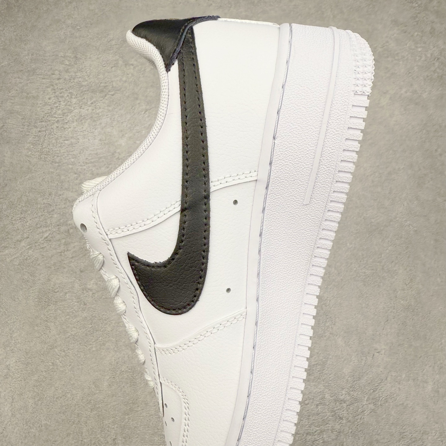 图片[7]-＃XT纯原 NK Air Force 1´07 Low 空军一号低帮百搭休闲运动板鞋 CZ0270-102 顶级批次 2022全新楦头鞋型 鱼鳞大底 历时开发三个月 清洁度完美 二维码鞋标 内置芯片及solo气垫 大底高度及其弧度依照正品 钢印 logo刺绣 鞋口弧度 鞋头长度 鞋面冲孔 鞋垫背胶及钢印 完美鞋型对比正品 每一处都是细节满满 柔软、弹性十足的缓震性能和出色的中底设计 横跨复古与现代的外型结合 造就出风靡全球 三十多年的Force 1 直到今天还深受青睐 实拍调校N版已经零色差零失真 百分百还原实物色彩所见即所得 不存在货不对板色差等低级问题 选购参考实物拍摄 不混卖不参货 只用心做好货严格选品 承诺混一赔十 尺码：36 36.5 37.5 38 38.5 39 40 40.5 41 42 42.5 43 44 44.5 45-选品中心