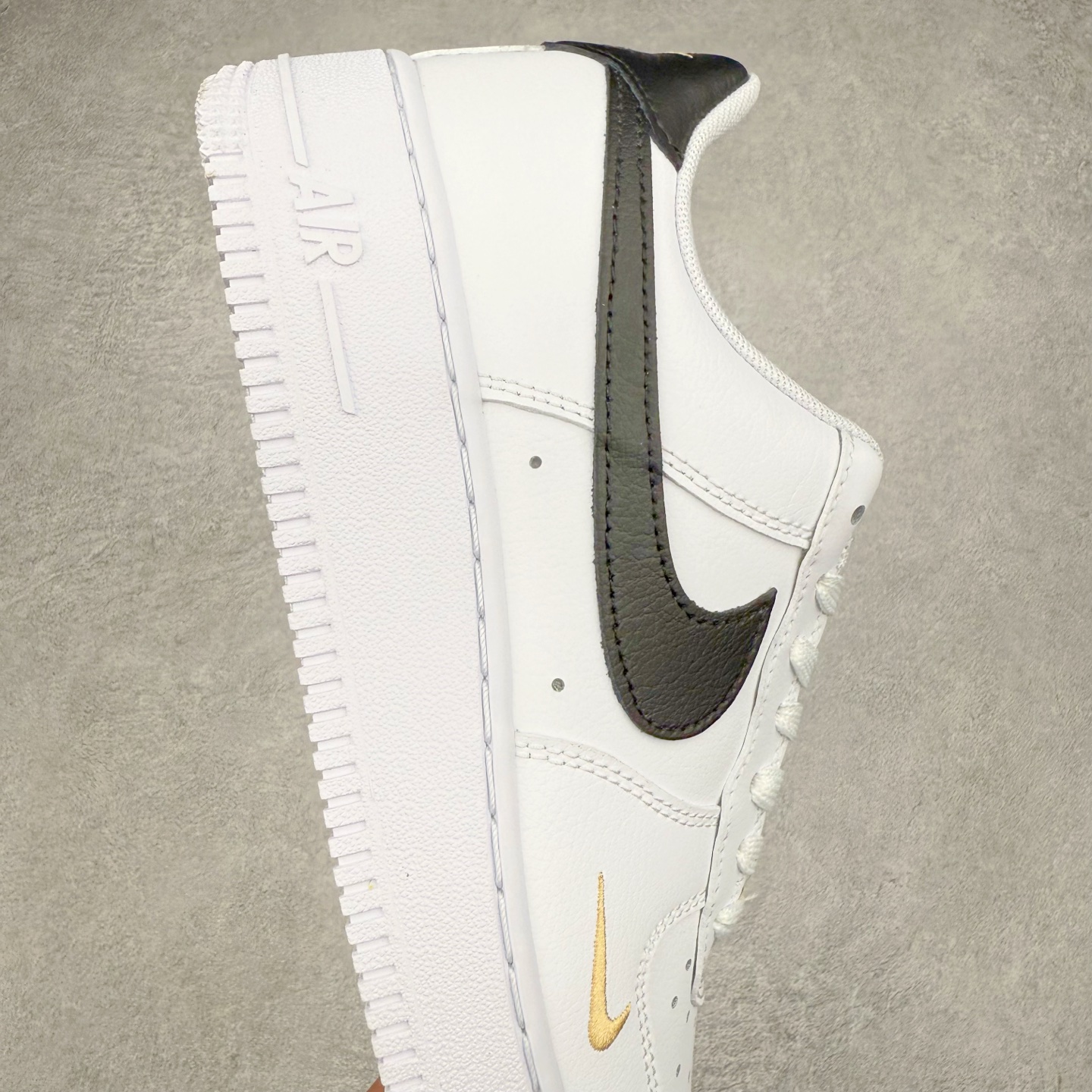 图片[6]-＃XT纯原 NK Air Force 1´07 Low 空军一号低帮百搭休闲运动板鞋 CZ0270-102 顶级批次 2022全新楦头鞋型 鱼鳞大底 历时开发三个月 清洁度完美 二维码鞋标 内置芯片及solo气垫 大底高度及其弧度依照正品 钢印 logo刺绣 鞋口弧度 鞋头长度 鞋面冲孔 鞋垫背胶及钢印 完美鞋型对比正品 每一处都是细节满满 柔软、弹性十足的缓震性能和出色的中底设计 横跨复古与现代的外型结合 造就出风靡全球 三十多年的Force 1 直到今天还深受青睐 实拍调校N版已经零色差零失真 百分百还原实物色彩所见即所得 不存在货不对板色差等低级问题 选购参考实物拍摄 不混卖不参货 只用心做好货严格选品 承诺混一赔十 尺码：36 36.5 37.5 38 38.5 39 40 40.5 41 42 42.5 43 44 44.5 45-选品中心