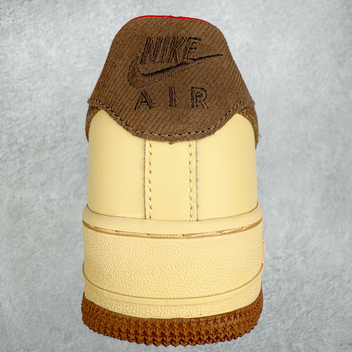 图片[8]-＃XT纯原 NK Air Force 1´07 Low 空军一号低帮百搭休闲运动板鞋 HQ3447-222 顶级批次 2022全新楦头鞋型 鱼鳞大底 历时开发三个月 清洁度完美 二维码鞋标 内置芯片及solo气垫 大底高度及其弧度依照正品 钢印 logo刺绣 鞋口弧度 鞋头长度 鞋面冲孔 鞋垫背胶及钢印 完美鞋型对比正品 每一处都是细节满满 柔软、弹性十足的缓震性能和出色的中底设计 横跨复古与现代的外型结合 造就出风靡全球 三十多年的Force 1 直到今天还深受青睐 实拍调校N版已经零色差零失真 百分百还原实物色彩所见即所得 不存在货不对板色差等低级问题 选购参考实物拍摄 不混卖不参货 只用心做好货严格选品 承诺混一赔十 尺码：36 36.5 37.5 38 38.5 39 40 40.5 41 42 42.5 43 44 44.5 45-选品中心