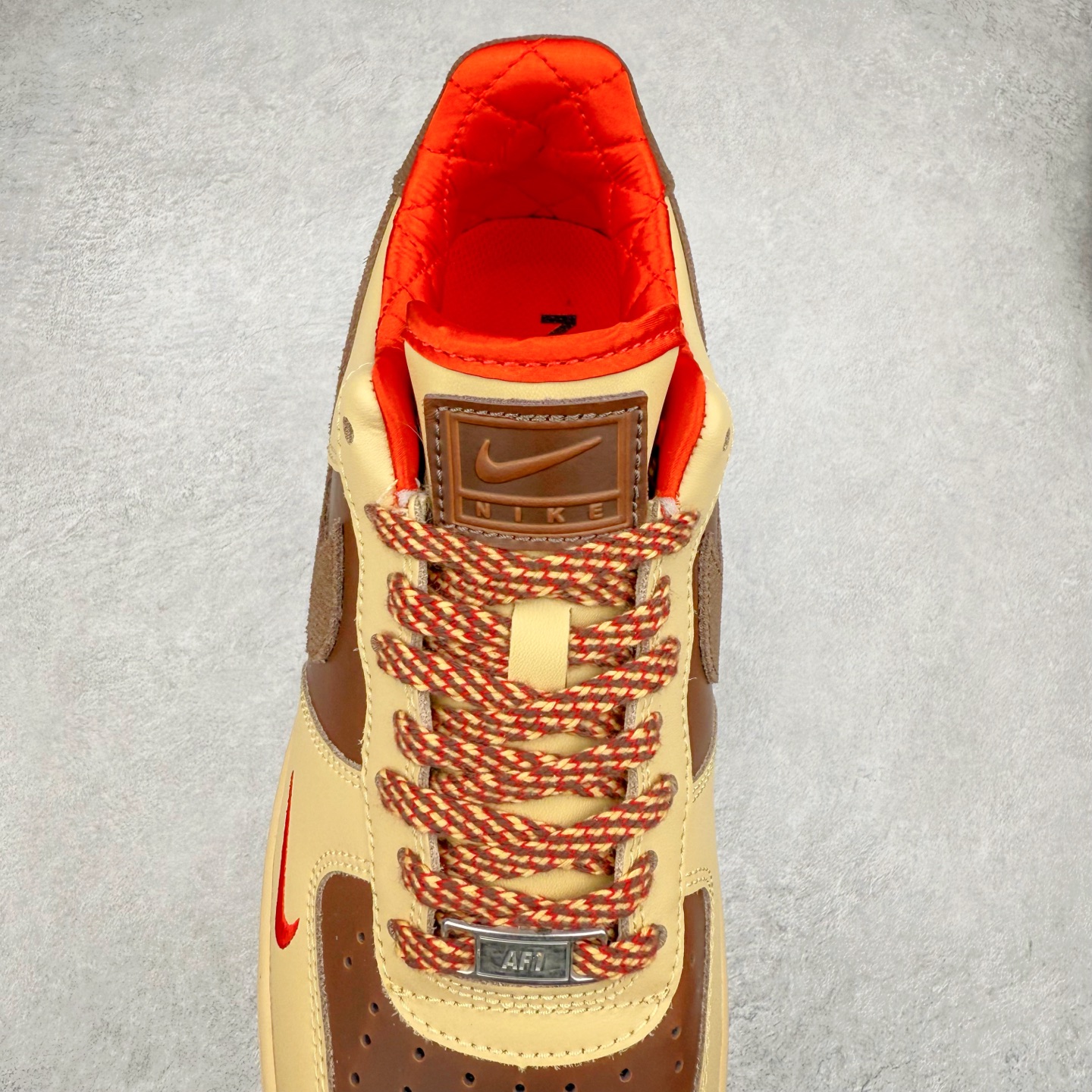 图片[5]-＃XT纯原 NK Air Force 1´07 Low 空军一号低帮百搭休闲运动板鞋 HQ3447-222 顶级批次 2022全新楦头鞋型 鱼鳞大底 历时开发三个月 清洁度完美 二维码鞋标 内置芯片及solo气垫 大底高度及其弧度依照正品 钢印 logo刺绣 鞋口弧度 鞋头长度 鞋面冲孔 鞋垫背胶及钢印 完美鞋型对比正品 每一处都是细节满满 柔软、弹性十足的缓震性能和出色的中底设计 横跨复古与现代的外型结合 造就出风靡全球 三十多年的Force 1 直到今天还深受青睐 实拍调校N版已经零色差零失真 百分百还原实物色彩所见即所得 不存在货不对板色差等低级问题 选购参考实物拍摄 不混卖不参货 只用心做好货严格选品 承诺混一赔十 尺码：36 36.5 37.5 38 38.5 39 40 40.5 41 42 42.5 43 44 44.5 45-选品中心