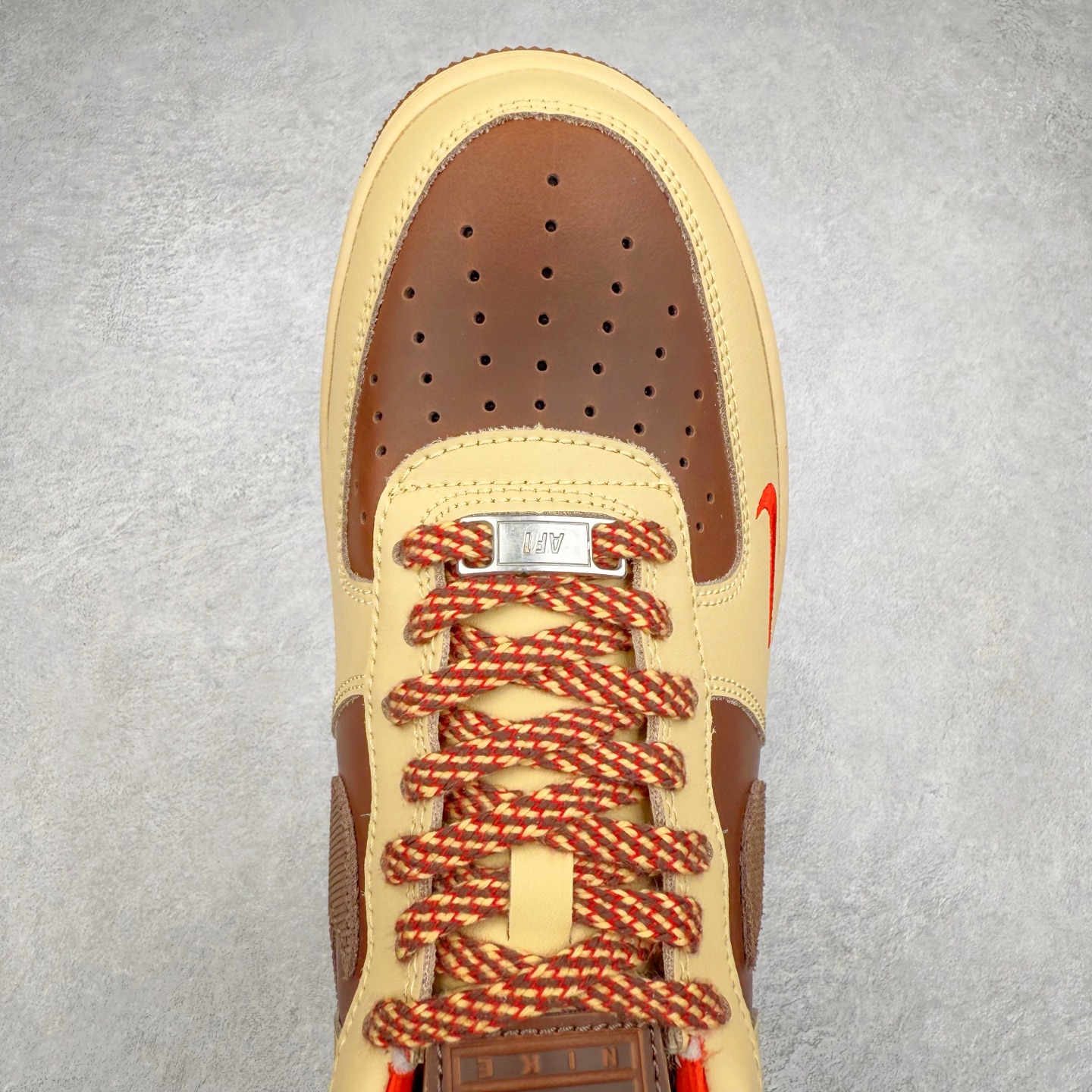 图片[4]-＃XT纯原 NK Air Force 1´07 Low 空军一号低帮百搭休闲运动板鞋 HQ3447-222 顶级批次 2022全新楦头鞋型 鱼鳞大底 历时开发三个月 清洁度完美 二维码鞋标 内置芯片及solo气垫 大底高度及其弧度依照正品 钢印 logo刺绣 鞋口弧度 鞋头长度 鞋面冲孔 鞋垫背胶及钢印 完美鞋型对比正品 每一处都是细节满满 柔软、弹性十足的缓震性能和出色的中底设计 横跨复古与现代的外型结合 造就出风靡全球 三十多年的Force 1 直到今天还深受青睐 实拍调校N版已经零色差零失真 百分百还原实物色彩所见即所得 不存在货不对板色差等低级问题 选购参考实物拍摄 不混卖不参货 只用心做好货严格选品 承诺混一赔十 尺码：36 36.5 37.5 38 38.5 39 40 40.5 41 42 42.5 43 44 44.5 45-选品中心