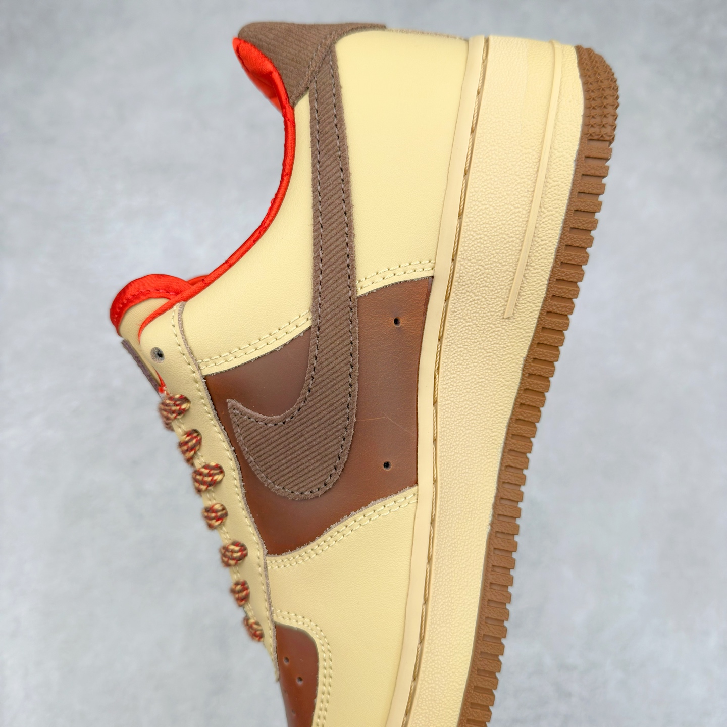 图片[7]-＃XT纯原 NK Air Force 1´07 Low 空军一号低帮百搭休闲运动板鞋 HQ3447-222 顶级批次 2022全新楦头鞋型 鱼鳞大底 历时开发三个月 清洁度完美 二维码鞋标 内置芯片及solo气垫 大底高度及其弧度依照正品 钢印 logo刺绣 鞋口弧度 鞋头长度 鞋面冲孔 鞋垫背胶及钢印 完美鞋型对比正品 每一处都是细节满满 柔软、弹性十足的缓震性能和出色的中底设计 横跨复古与现代的外型结合 造就出风靡全球 三十多年的Force 1 直到今天还深受青睐 实拍调校N版已经零色差零失真 百分百还原实物色彩所见即所得 不存在货不对板色差等低级问题 选购参考实物拍摄 不混卖不参货 只用心做好货严格选品 承诺混一赔十 尺码：36 36.5 37.5 38 38.5 39 40 40.5 41 42 42.5 43 44 44.5 45-选品中心