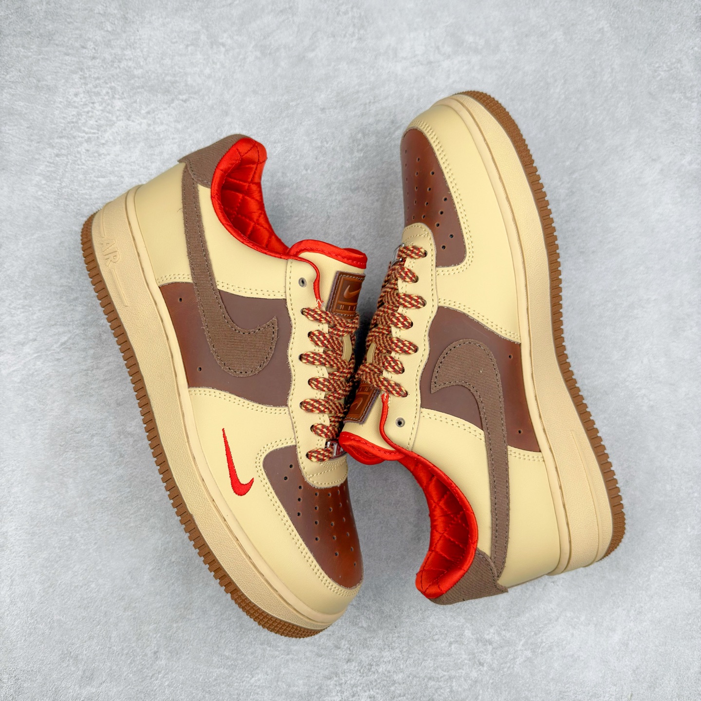 图片[3]-＃XT纯原 NK Air Force 1´07 Low 空军一号低帮百搭休闲运动板鞋 HQ3447-222 顶级批次 2022全新楦头鞋型 鱼鳞大底 历时开发三个月 清洁度完美 二维码鞋标 内置芯片及solo气垫 大底高度及其弧度依照正品 钢印 logo刺绣 鞋口弧度 鞋头长度 鞋面冲孔 鞋垫背胶及钢印 完美鞋型对比正品 每一处都是细节满满 柔软、弹性十足的缓震性能和出色的中底设计 横跨复古与现代的外型结合 造就出风靡全球 三十多年的Force 1 直到今天还深受青睐 实拍调校N版已经零色差零失真 百分百还原实物色彩所见即所得 不存在货不对板色差等低级问题 选购参考实物拍摄 不混卖不参货 只用心做好货严格选品 承诺混一赔十 尺码：36 36.5 37.5 38 38.5 39 40 40.5 41 42 42.5 43 44 44.5 45-选品中心