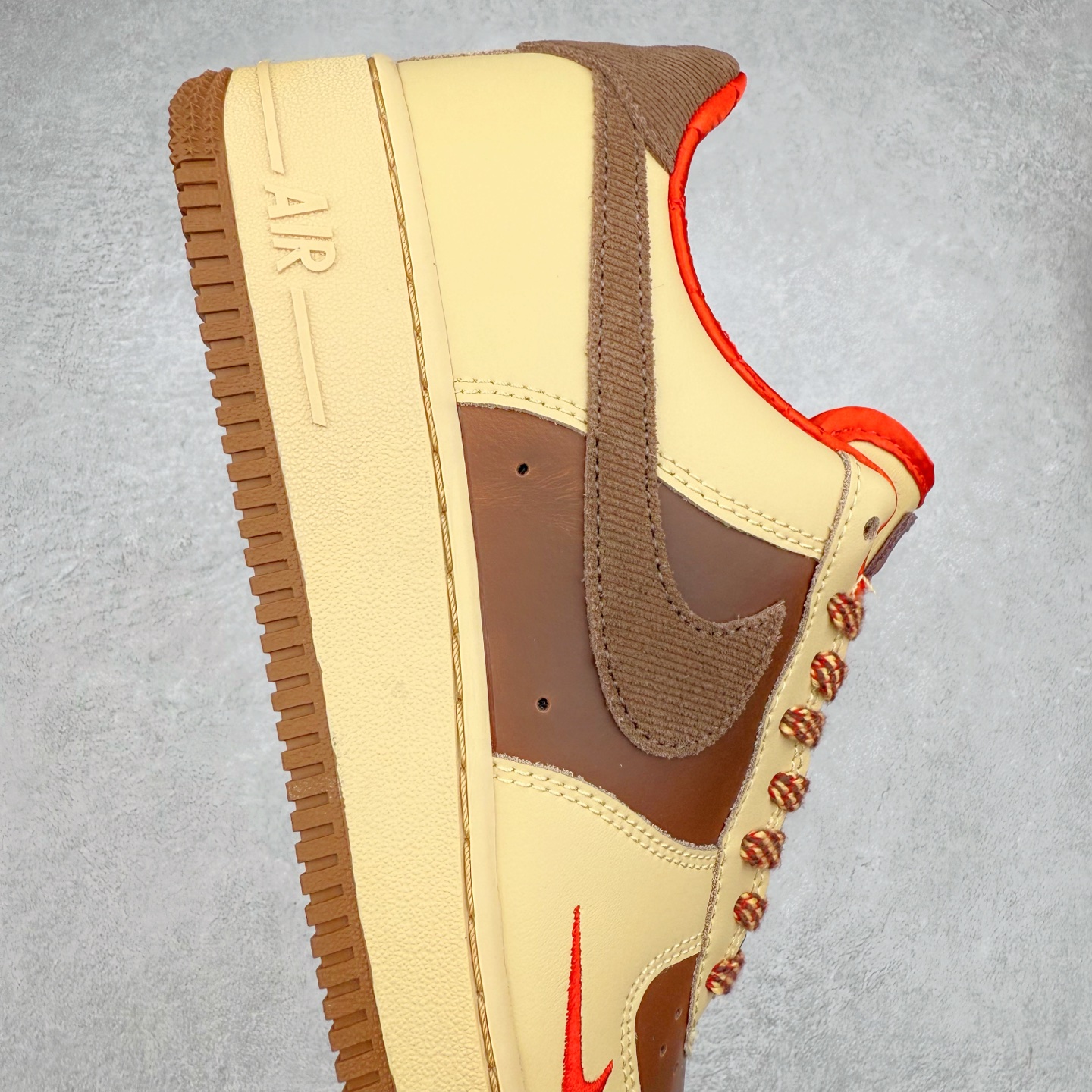 图片[6]-＃XT纯原 NK Air Force 1´07 Low 空军一号低帮百搭休闲运动板鞋 HQ3447-222 顶级批次 2022全新楦头鞋型 鱼鳞大底 历时开发三个月 清洁度完美 二维码鞋标 内置芯片及solo气垫 大底高度及其弧度依照正品 钢印 logo刺绣 鞋口弧度 鞋头长度 鞋面冲孔 鞋垫背胶及钢印 完美鞋型对比正品 每一处都是细节满满 柔软、弹性十足的缓震性能和出色的中底设计 横跨复古与现代的外型结合 造就出风靡全球 三十多年的Force 1 直到今天还深受青睐 实拍调校N版已经零色差零失真 百分百还原实物色彩所见即所得 不存在货不对板色差等低级问题 选购参考实物拍摄 不混卖不参货 只用心做好货严格选品 承诺混一赔十 尺码：36 36.5 37.5 38 38.5 39 40 40.5 41 42 42.5 43 44 44.5 45-选品中心