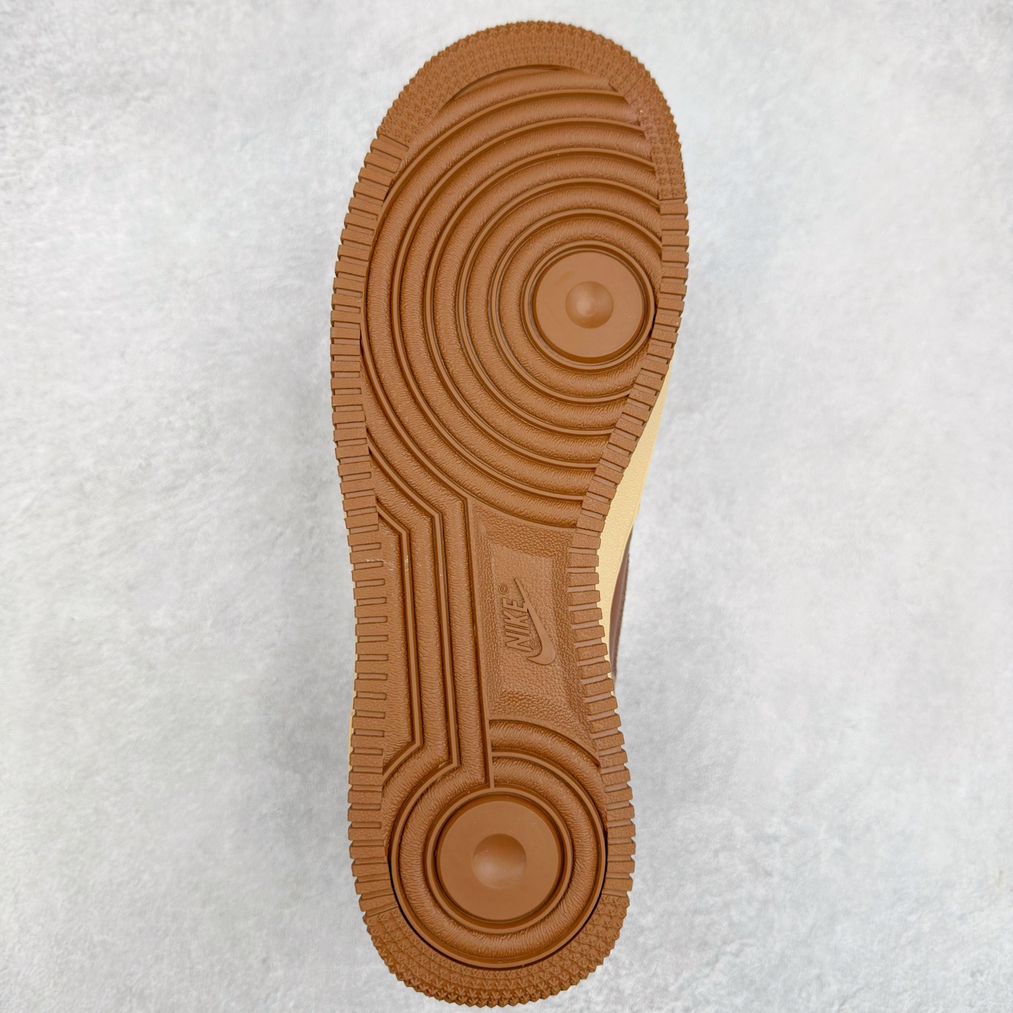 图片[9]-＃XT纯原 NK Air Force 1´07 Low 空军一号低帮百搭休闲运动板鞋 HQ3447-222 顶级批次 2022全新楦头鞋型 鱼鳞大底 历时开发三个月 清洁度完美 二维码鞋标 内置芯片及solo气垫 大底高度及其弧度依照正品 钢印 logo刺绣 鞋口弧度 鞋头长度 鞋面冲孔 鞋垫背胶及钢印 完美鞋型对比正品 每一处都是细节满满 柔软、弹性十足的缓震性能和出色的中底设计 横跨复古与现代的外型结合 造就出风靡全球 三十多年的Force 1 直到今天还深受青睐 实拍调校N版已经零色差零失真 百分百还原实物色彩所见即所得 不存在货不对板色差等低级问题 选购参考实物拍摄 不混卖不参货 只用心做好货严格选品 承诺混一赔十 尺码：36 36.5 37.5 38 38.5 39 40 40.5 41 42 42.5 43 44 44.5 45-选品中心