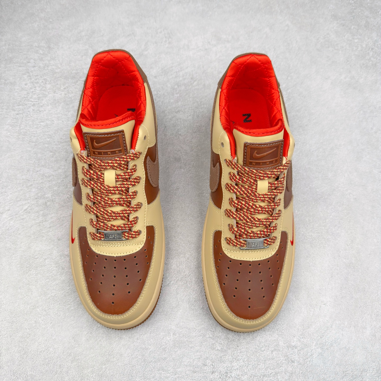 图片[2]-＃XT纯原 NK Air Force 1´07 Low 空军一号低帮百搭休闲运动板鞋 HQ3447-222 顶级批次 2022全新楦头鞋型 鱼鳞大底 历时开发三个月 清洁度完美 二维码鞋标 内置芯片及solo气垫 大底高度及其弧度依照正品 钢印 logo刺绣 鞋口弧度 鞋头长度 鞋面冲孔 鞋垫背胶及钢印 完美鞋型对比正品 每一处都是细节满满 柔软、弹性十足的缓震性能和出色的中底设计 横跨复古与现代的外型结合 造就出风靡全球 三十多年的Force 1 直到今天还深受青睐 实拍调校N版已经零色差零失真 百分百还原实物色彩所见即所得 不存在货不对板色差等低级问题 选购参考实物拍摄 不混卖不参货 只用心做好货严格选品 承诺混一赔十 尺码：36 36.5 37.5 38 38.5 39 40 40.5 41 42 42.5 43 44 44.5 45-选品中心