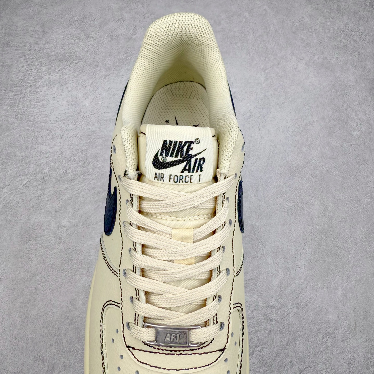 图片[5]-＃XT纯原 NK Air Force 1´07 Low 空军一号低帮百搭休闲运动板鞋 HQ2037-200 顶级批次 2022全新楦头鞋型 鱼鳞大底 历时开发三个月 清洁度完美 二维码鞋标 内置芯片及solo气垫 大底高度及其弧度依照正品 钢印 logo刺绣 鞋口弧度 鞋头长度 鞋面冲孔 鞋垫背胶及钢印 完美鞋型对比正品 每一处都是细节满满 柔软、弹性十足的缓震性能和出色的中底设计 横跨复古与现代的外型结合 造就出风靡全球 三十多年的Force 1 直到今天还深受青睐 实拍调校N版已经零色差零失真 百分百还原实物色彩所见即所得 不存在货不对板色差等低级问题 选购参考实物拍摄 不混卖不参货 只用心做好货严格选品 承诺混一赔十 尺码：36 36.5 37.5 38 38.5 39 40 40.5 41 42 42.5 43 44 44.5 45-选品中心