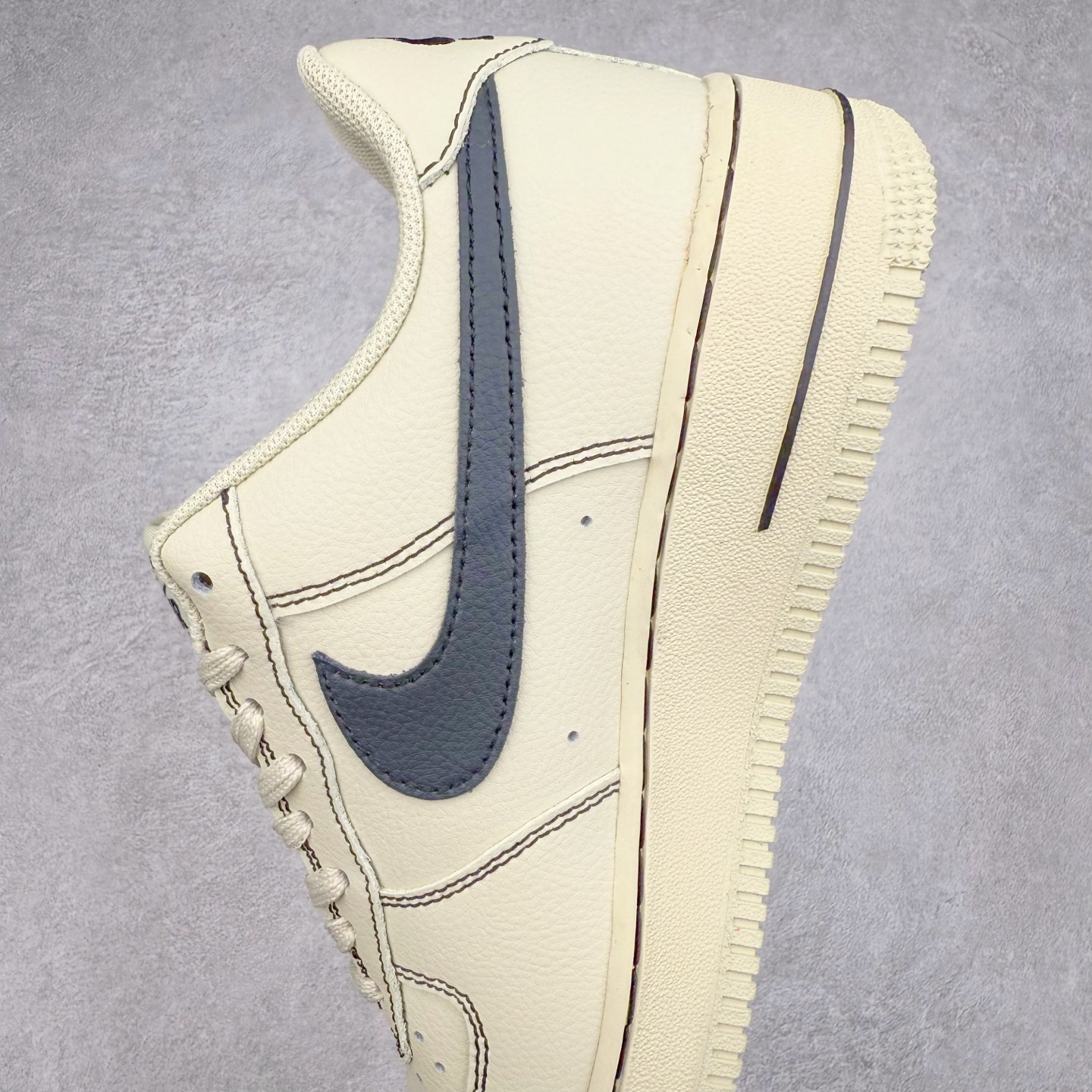 图片[7]-＃XT纯原 NK Air Force 1´07 Low 空军一号低帮百搭休闲运动板鞋 HQ2037-200 顶级批次 2022全新楦头鞋型 鱼鳞大底 历时开发三个月 清洁度完美 二维码鞋标 内置芯片及solo气垫 大底高度及其弧度依照正品 钢印 logo刺绣 鞋口弧度 鞋头长度 鞋面冲孔 鞋垫背胶及钢印 完美鞋型对比正品 每一处都是细节满满 柔软、弹性十足的缓震性能和出色的中底设计 横跨复古与现代的外型结合 造就出风靡全球 三十多年的Force 1 直到今天还深受青睐 实拍调校N版已经零色差零失真 百分百还原实物色彩所见即所得 不存在货不对板色差等低级问题 选购参考实物拍摄 不混卖不参货 只用心做好货严格选品 承诺混一赔十 尺码：36 36.5 37.5 38 38.5 39 40 40.5 41 42 42.5 43 44 44.5 45-选品中心