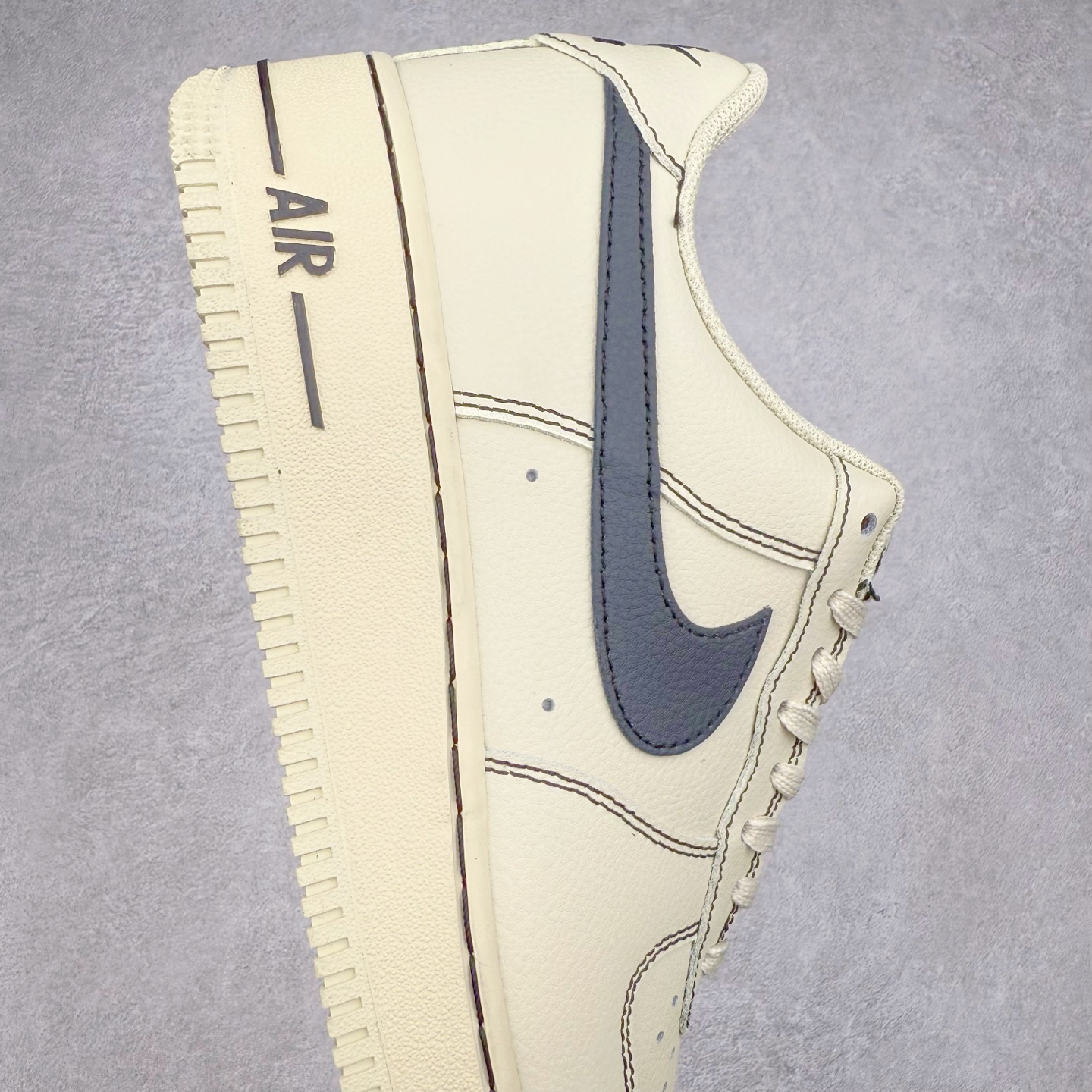 图片[6]-＃XT纯原 NK Air Force 1´07 Low 空军一号低帮百搭休闲运动板鞋 HQ2037-200 顶级批次 2022全新楦头鞋型 鱼鳞大底 历时开发三个月 清洁度完美 二维码鞋标 内置芯片及solo气垫 大底高度及其弧度依照正品 钢印 logo刺绣 鞋口弧度 鞋头长度 鞋面冲孔 鞋垫背胶及钢印 完美鞋型对比正品 每一处都是细节满满 柔软、弹性十足的缓震性能和出色的中底设计 横跨复古与现代的外型结合 造就出风靡全球 三十多年的Force 1 直到今天还深受青睐 实拍调校N版已经零色差零失真 百分百还原实物色彩所见即所得 不存在货不对板色差等低级问题 选购参考实物拍摄 不混卖不参货 只用心做好货严格选品 承诺混一赔十 尺码：36 36.5 37.5 38 38.5 39 40 40.5 41 42 42.5 43 44 44.5 45-选品中心