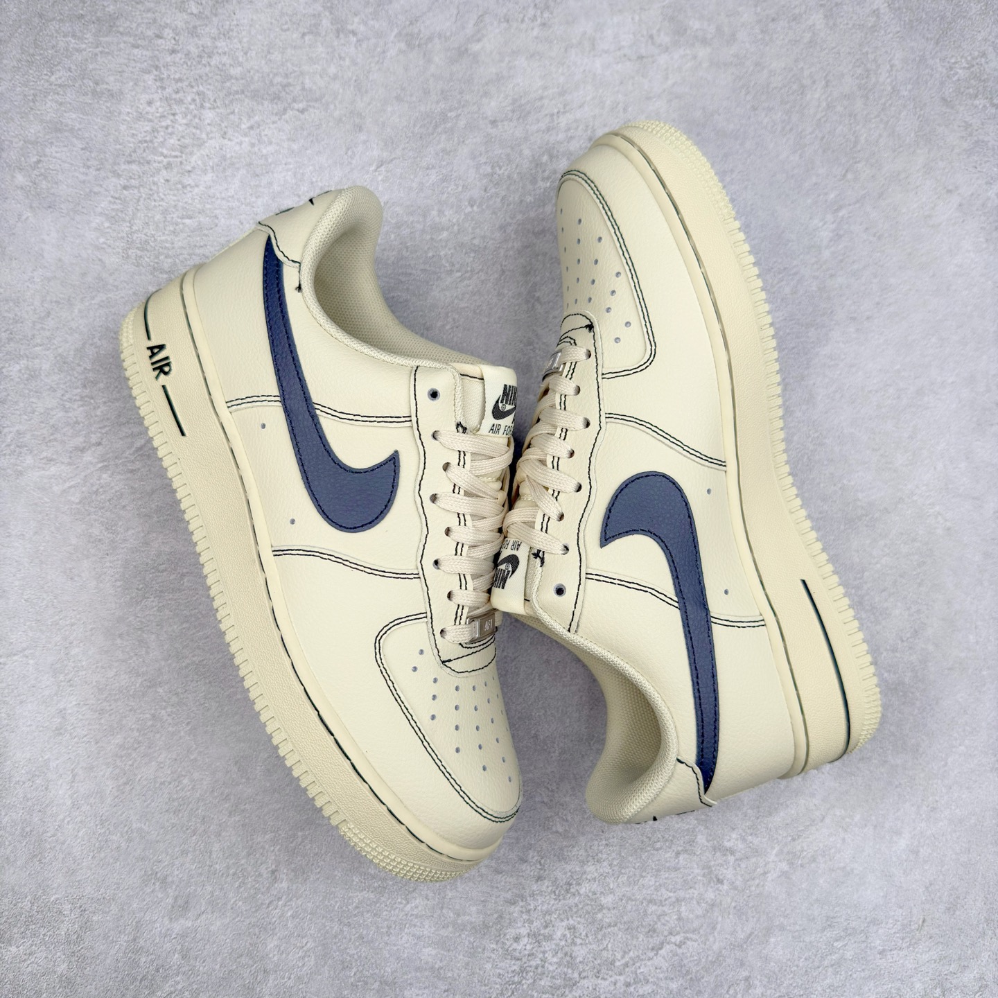 图片[3]-＃XT纯原 NK Air Force 1´07 Low 空军一号低帮百搭休闲运动板鞋 HQ2037-200 顶级批次 2022全新楦头鞋型 鱼鳞大底 历时开发三个月 清洁度完美 二维码鞋标 内置芯片及solo气垫 大底高度及其弧度依照正品 钢印 logo刺绣 鞋口弧度 鞋头长度 鞋面冲孔 鞋垫背胶及钢印 完美鞋型对比正品 每一处都是细节满满 柔软、弹性十足的缓震性能和出色的中底设计 横跨复古与现代的外型结合 造就出风靡全球 三十多年的Force 1 直到今天还深受青睐 实拍调校N版已经零色差零失真 百分百还原实物色彩所见即所得 不存在货不对板色差等低级问题 选购参考实物拍摄 不混卖不参货 只用心做好货严格选品 承诺混一赔十 尺码：36 36.5 37.5 38 38.5 39 40 40.5 41 42 42.5 43 44 44.5 45-选品中心