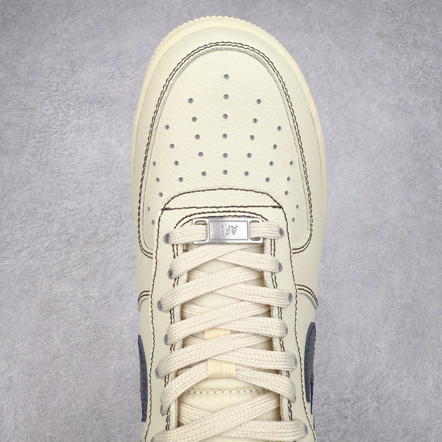 图片[4]-＃XT纯原 NK Air Force 1´07 Low 空军一号低帮百搭休闲运动板鞋 HQ2037-200 顶级批次 2022全新楦头鞋型 鱼鳞大底 历时开发三个月 清洁度完美 二维码鞋标 内置芯片及solo气垫 大底高度及其弧度依照正品 钢印 logo刺绣 鞋口弧度 鞋头长度 鞋面冲孔 鞋垫背胶及钢印 完美鞋型对比正品 每一处都是细节满满 柔软、弹性十足的缓震性能和出色的中底设计 横跨复古与现代的外型结合 造就出风靡全球 三十多年的Force 1 直到今天还深受青睐 实拍调校N版已经零色差零失真 百分百还原实物色彩所见即所得 不存在货不对板色差等低级问题 选购参考实物拍摄 不混卖不参货 只用心做好货严格选品 承诺混一赔十 尺码：36 36.5 37.5 38 38.5 39 40 40.5 41 42 42.5 43 44 44.5 45-选品中心