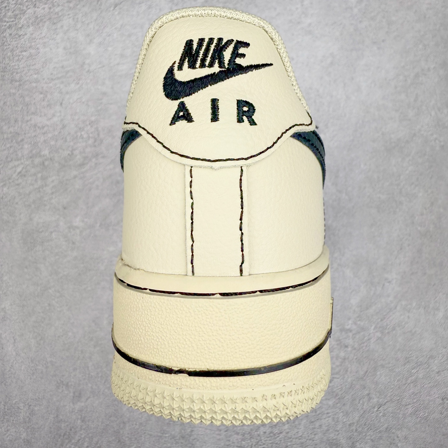 图片[8]-＃XT纯原 NK Air Force 1´07 Low 空军一号低帮百搭休闲运动板鞋 HQ2037-200 顶级批次 2022全新楦头鞋型 鱼鳞大底 历时开发三个月 清洁度完美 二维码鞋标 内置芯片及solo气垫 大底高度及其弧度依照正品 钢印 logo刺绣 鞋口弧度 鞋头长度 鞋面冲孔 鞋垫背胶及钢印 完美鞋型对比正品 每一处都是细节满满 柔软、弹性十足的缓震性能和出色的中底设计 横跨复古与现代的外型结合 造就出风靡全球 三十多年的Force 1 直到今天还深受青睐 实拍调校N版已经零色差零失真 百分百还原实物色彩所见即所得 不存在货不对板色差等低级问题 选购参考实物拍摄 不混卖不参货 只用心做好货严格选品 承诺混一赔十 尺码：36 36.5 37.5 38 38.5 39 40 40.5 41 42 42.5 43 44 44.5 45-选品中心